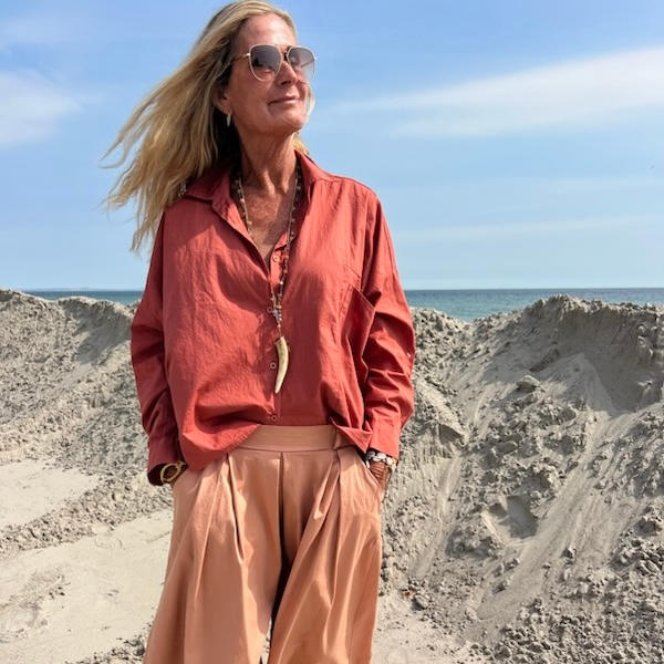 Nadina skjorte i Peppe Rosa fra Cabana Living i 97% bomuld og 3% elastan, onesize – køb hos butikalrum.dk.