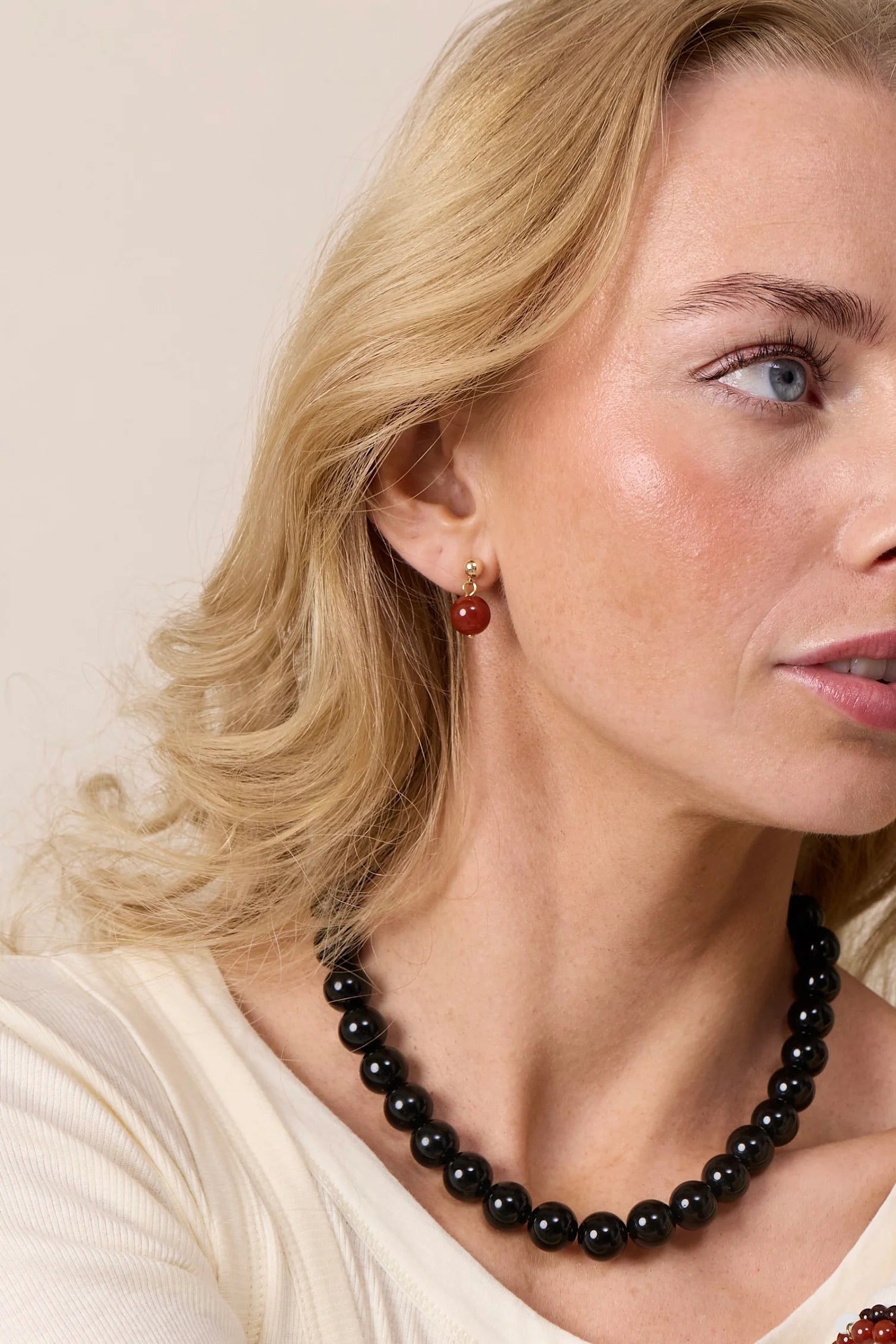 Nora Rød Jade øreringe fra Soï Copenhagen – køb hos butikalrum.dk