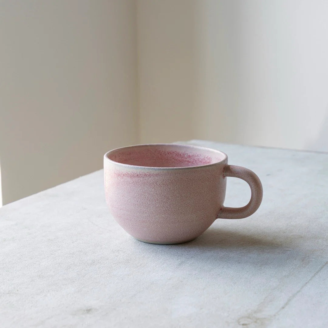 Oda te kop med hank i rosa fra Julie Damhus til kaffe te og varm chokolade - koeb hos butikalrum.dk
