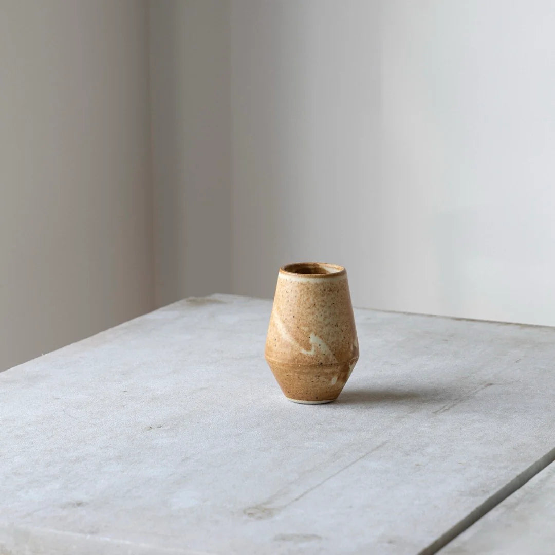 Oda vase lille i brun fra Julie Damhus til blomster og dekoration - koeb hos butikalrum.dk