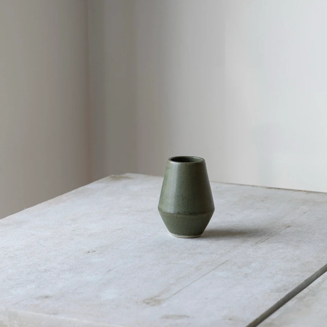 Oda vase lille i groen fra Julie Damhus til blomster og dekoration - koeb hos butikalrum.dk