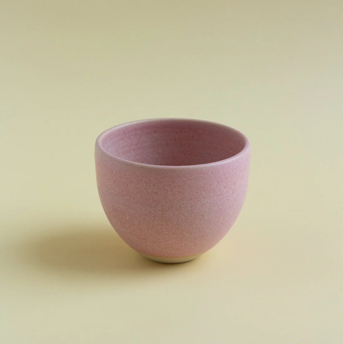 Odd Cup Sakura fra Odd Boys Ceramic, hånddrejet keramikkop i stentøjsler med lyserød og mat hvid glasur, 220-240 ml – køb hos butikalrum.dk.