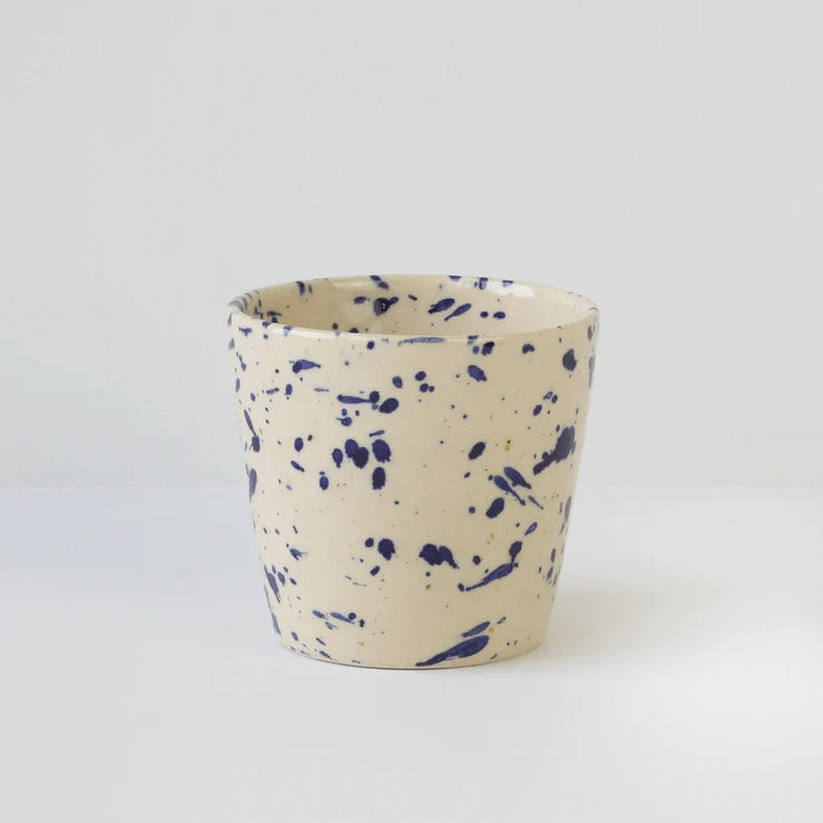 Ø-kop Original i Blue Splash, håndlavet bornholmsk keramik Ø7,5 cm – køb hos butikalrum.dk.