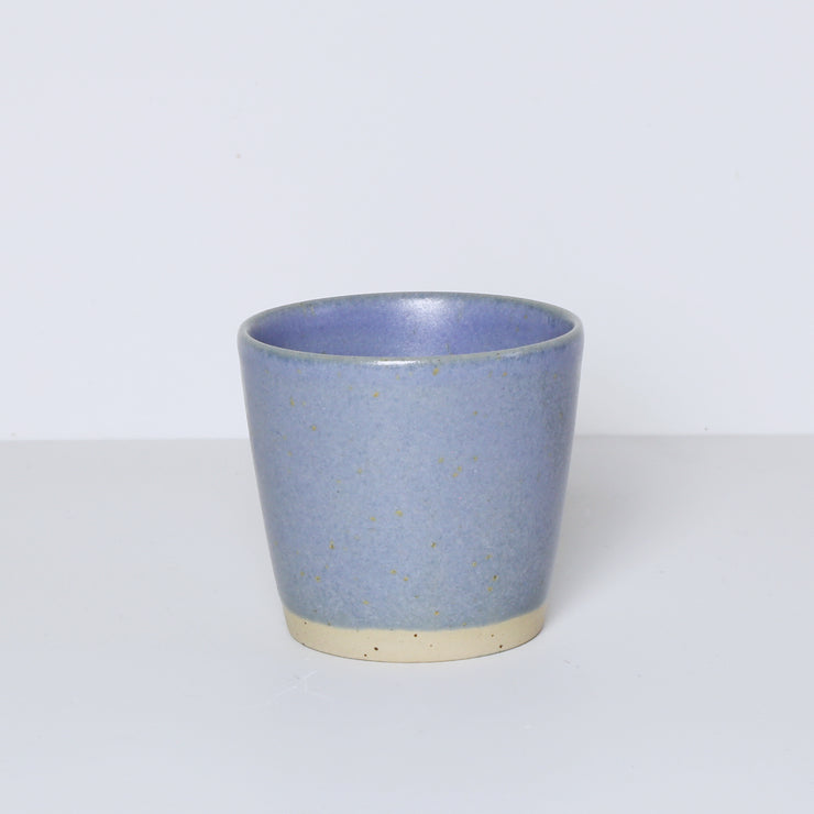 Original Cup i Dreamy Blue fra bornholmsk keramik, håndlavet kop Ø7,5 cm – køb hos butikalrum.dk.