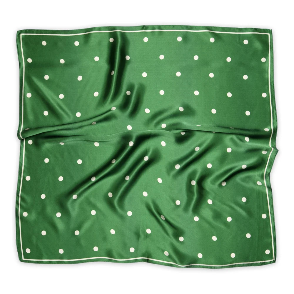 Paloma Silk Scarf fra MPwoman i Forest Elf med elegant prikket mønster, 100% silke og 68 x 68 cm – køb hos butikalrum.dk.