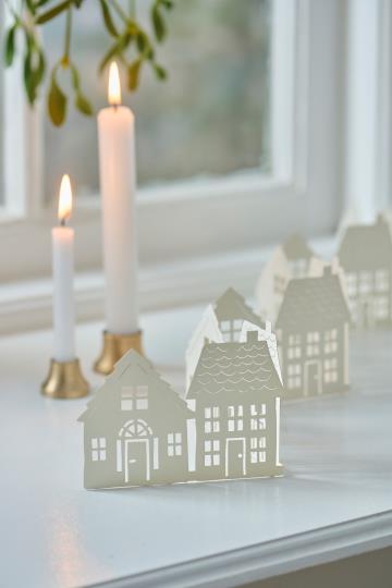 Selvstående små papirhuse med stjerner i håndpåført guldglitter til julebordet og vindueskarmen – køb hos butikalrum.dk.