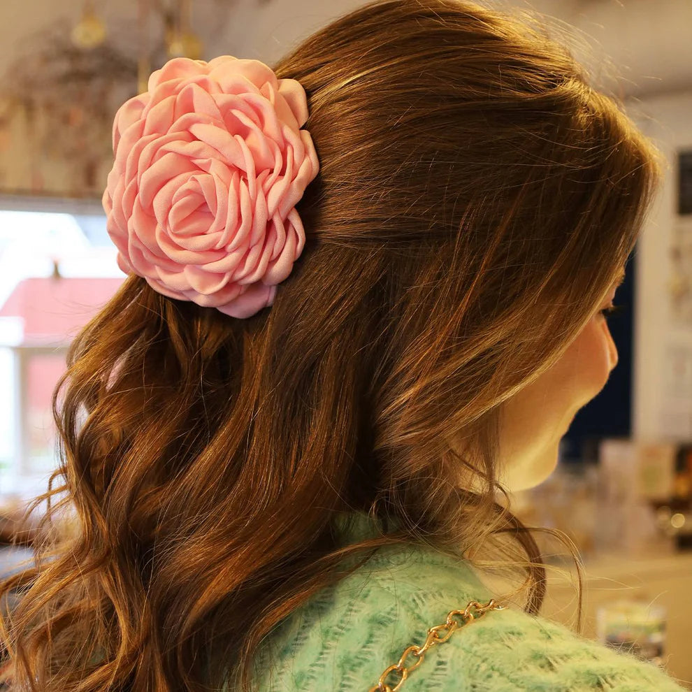 Stor blomster hårklemme i rosa – køb hos butikalrum.dk