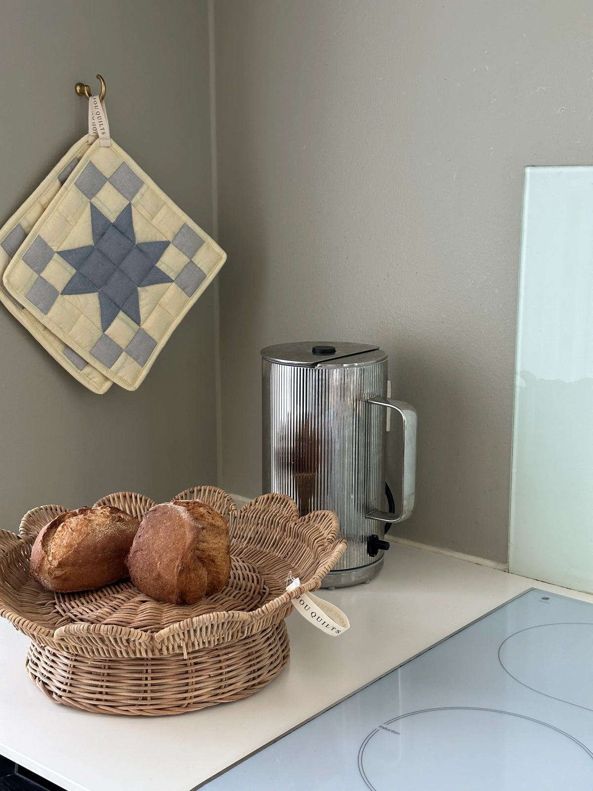 2 stk. JOU Half Square Triangle patchwork-grydelapper i 100% bomuld, designet af Simone Thorup Eriksen – køb hos butikalrum.dk.