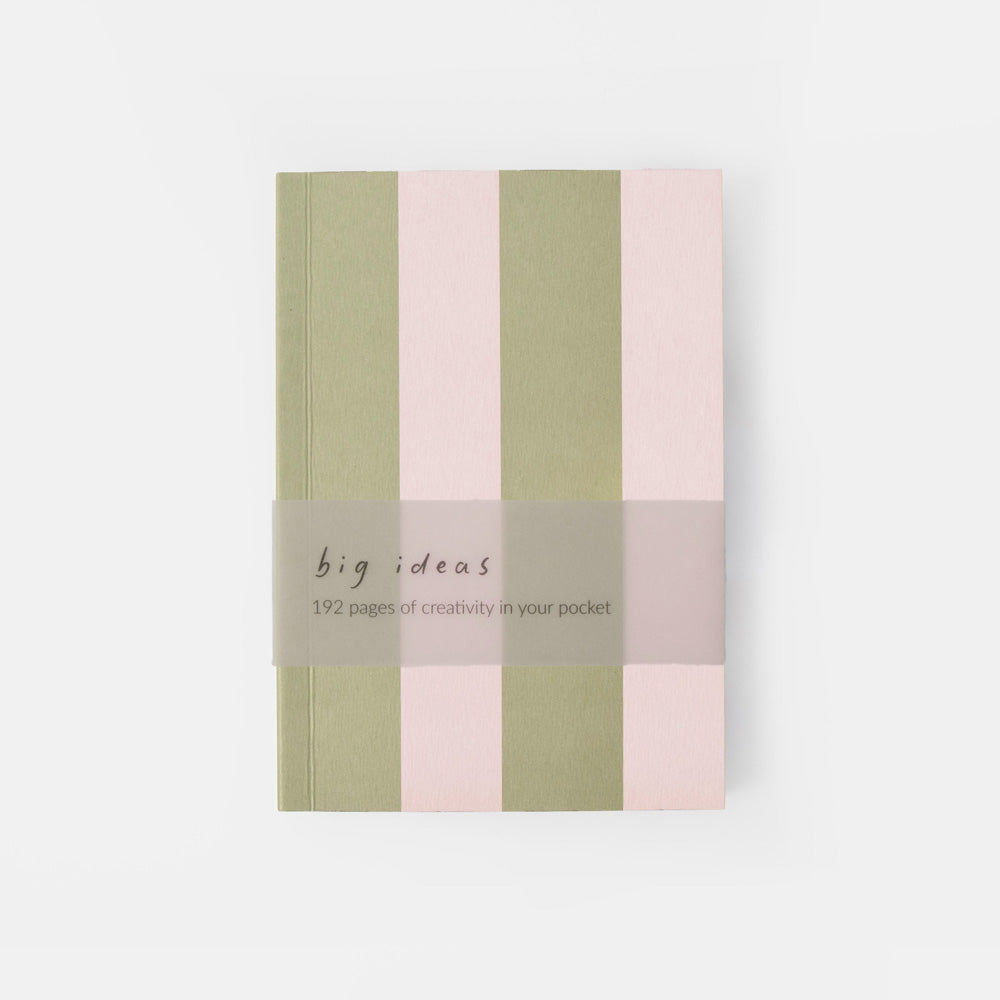 Pink/Green A6 notesbog med blødt omslag i pastelrosa og grønne striber, 192 linjerede sider og datofelt – køb hos butikalrum.dk.