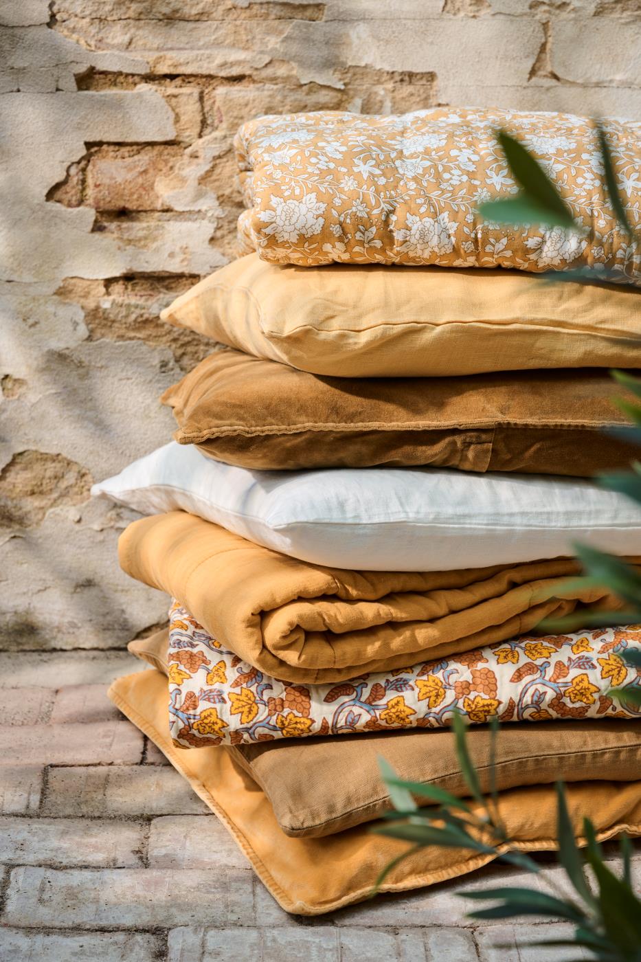 Pudebetræk i 100% hør i farven Harvest Yellow, størrelse 50x70 cm inkl. pudefyld – køb hos Butik Alrum på Amager eller online på butikalrum.dk.