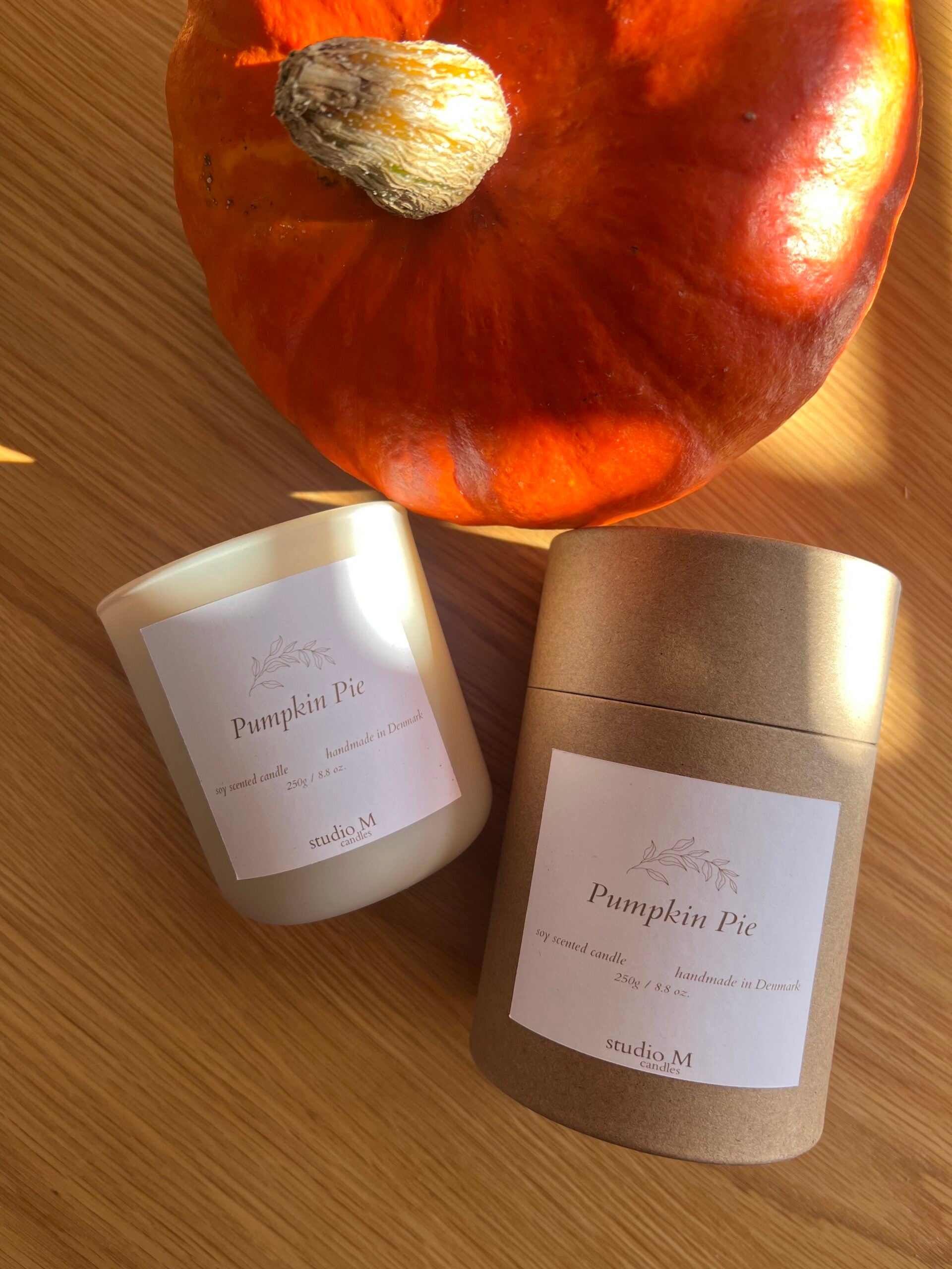 Køb Pumpkin Spice duftlys hos Butikalrum.dk – duft af græskar, kanel og vanilje til hyggelige efterårsstunder