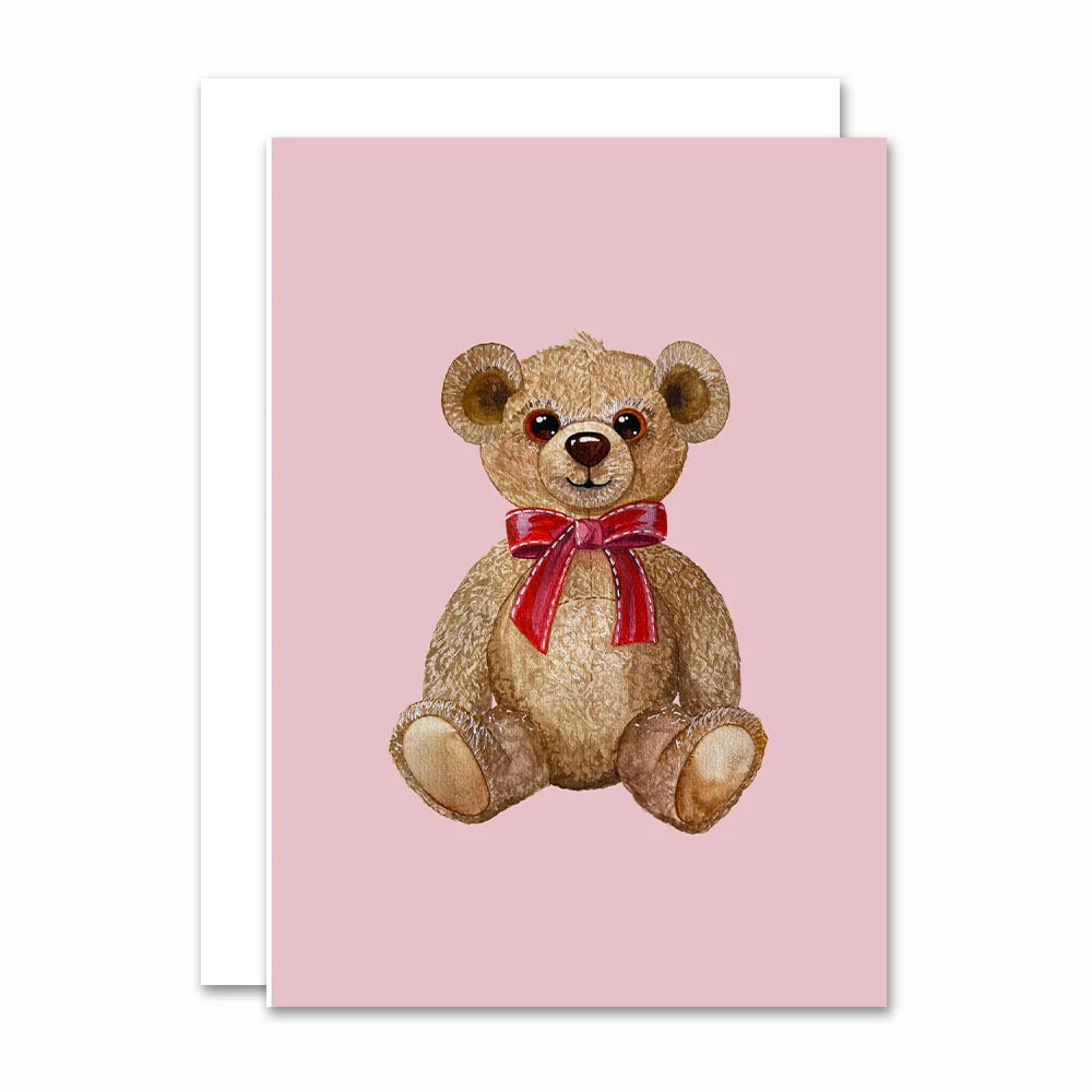 A6 kort med Red Bow Teddy, bamse med rød sløjfe på rosa baggrund inkl. råhvid kuvert – køb hos Butik Alrum på Amager eller online på butikalrum.dk.