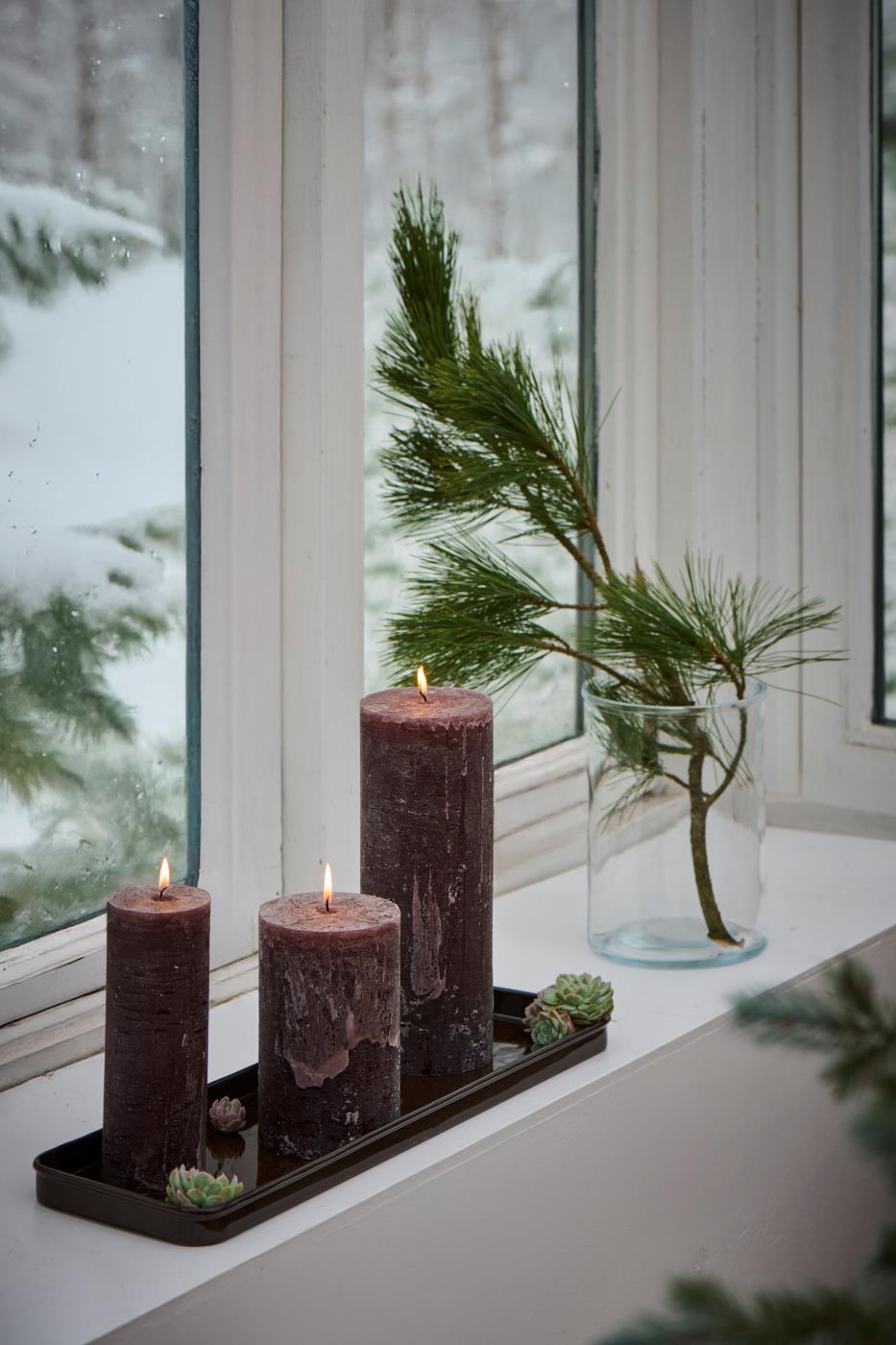 Rustiklys i chocolate med rustik finish, H 15 cm og Ø 9,6 cm, brændetid ca. 105 timer – køb hos butikalrum.dk.
