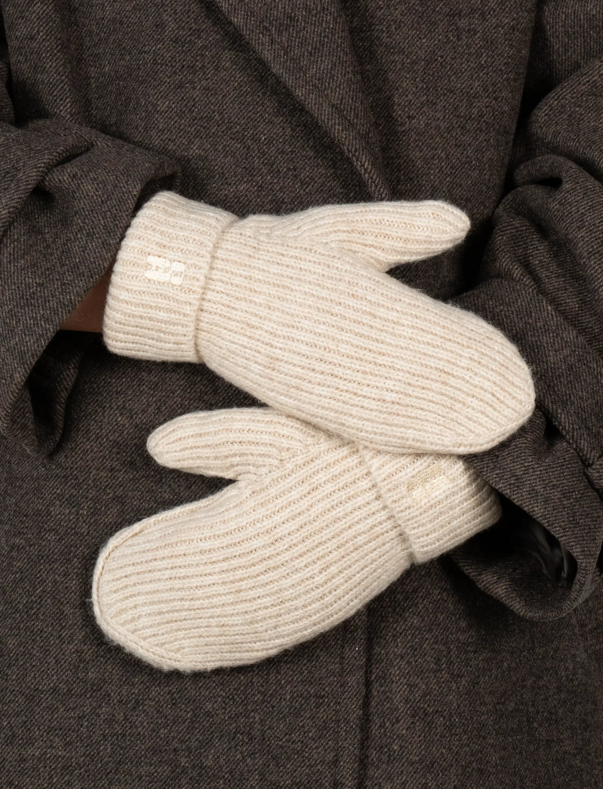 Brenda Mittens fra Sui Ava i Beige, bløde chunky ribstrikkede vanter med uld og genanvendt polyester – køb hos butikalrum.dk.