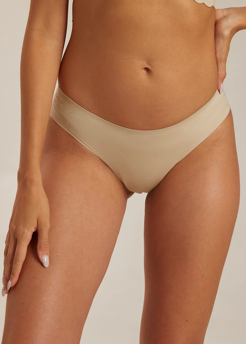 Invisible Soft Brazilian Trusser i Sand fra FemiFemme med sømløst design og ultrablød komfort – køb hos Butik Alrum på Amager eller online på butikalrum.dk.