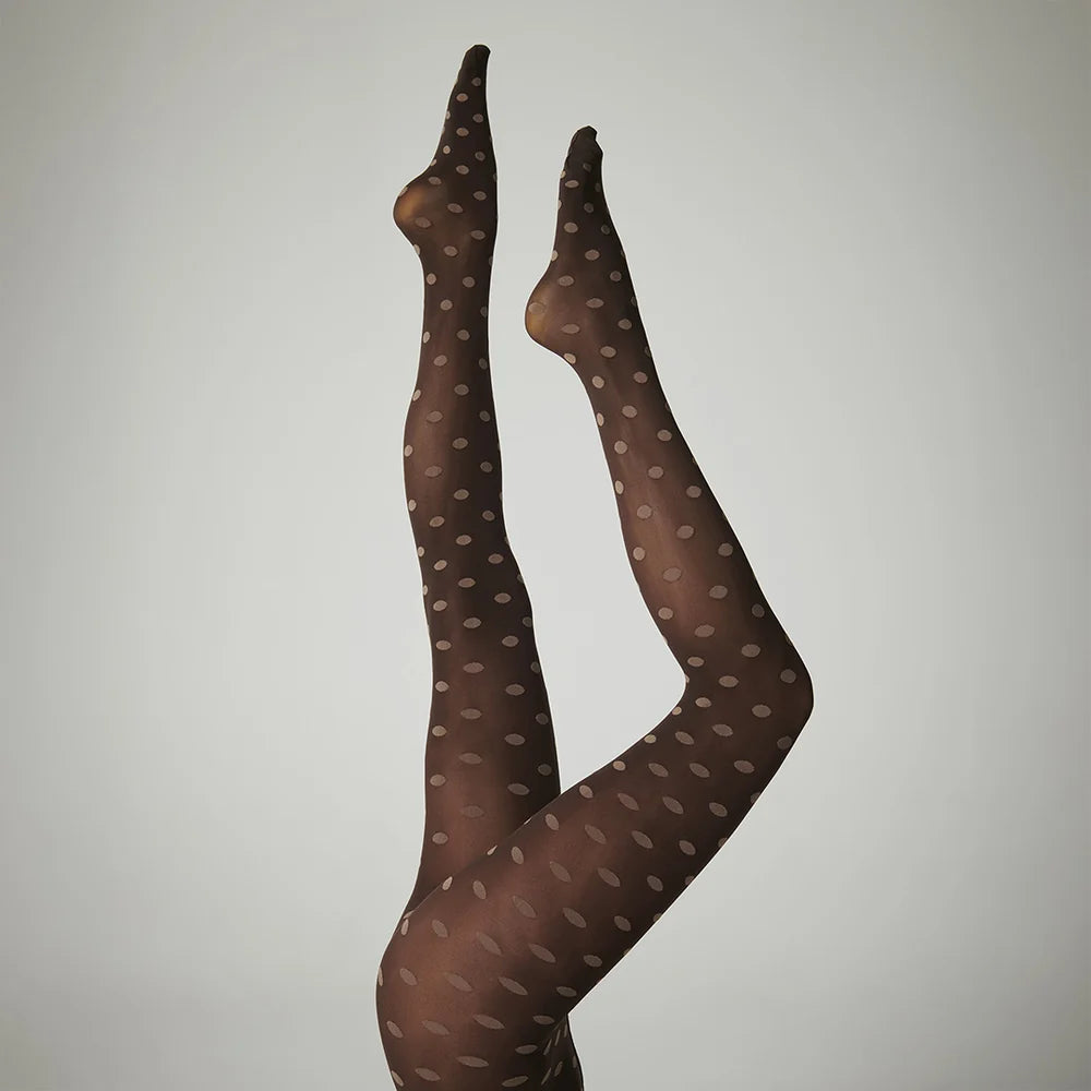 Sibyl tights fra Sneaky Fox i Dark Brown med elegant prikket mønster, 80 denier og forstærket tå.