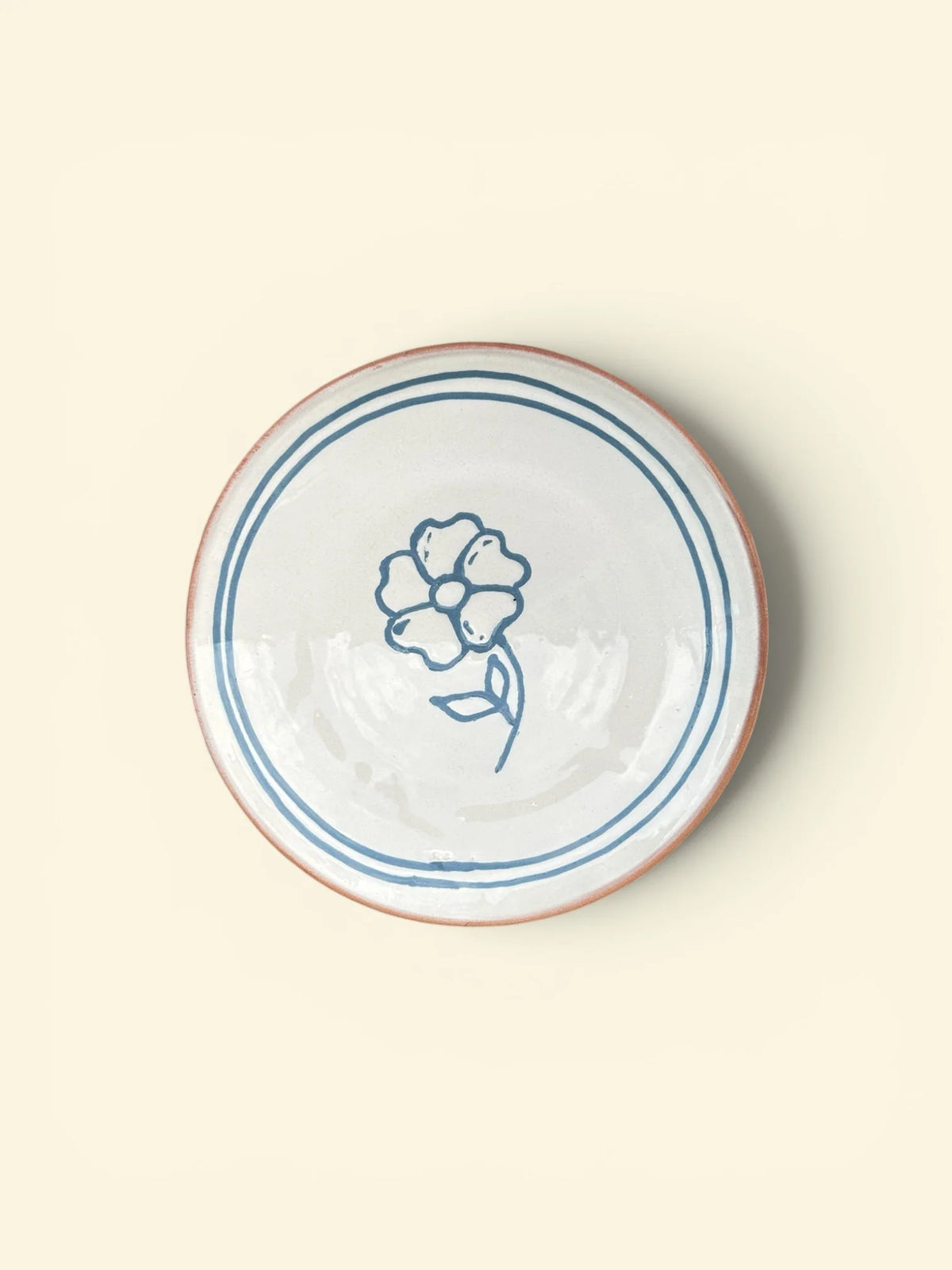 Hånddrejet og håndmalet Horezu keramiktallerken med Simone Double Flower New Blue-motiv, Ø13-15 cm – fødevaregodkendt, køb hos butikalrum.dk.