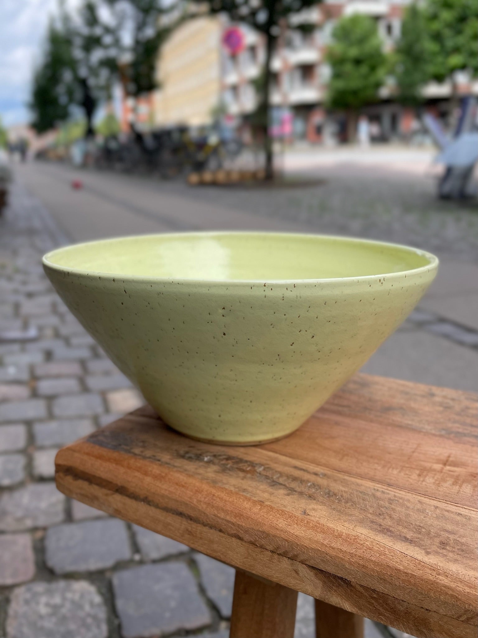Bornholmsk Keramik ø-skål i large med lemonade gul farve – håndlavet keramisk skål.