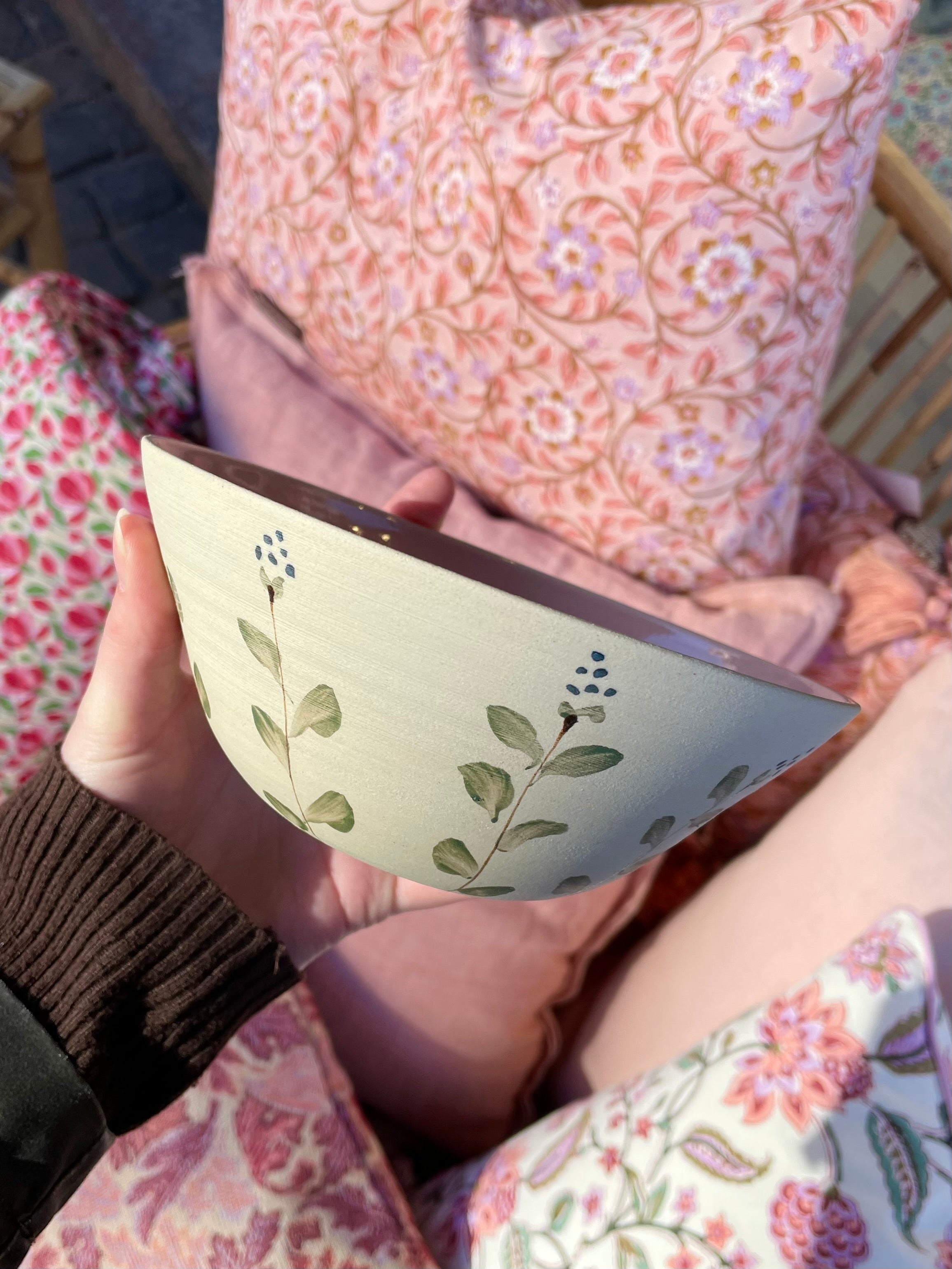 Håndlavet keramik blomsterskål Evig Flor med lyserød midte perfekt til servering eller dekoration - køb hos butikalrum.dk