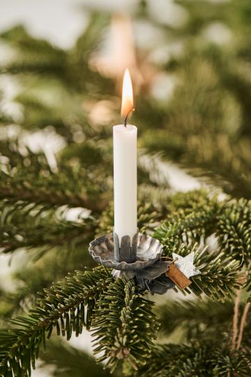 Æske med 12 hvide kertelys i stearin – svanemærket julelys fra Butikalrum.dk på Amagerbro