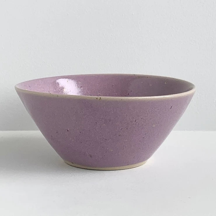 Small Bowl i Violet Pleasure, håndlavet bornholmsk keramik Ø14 cm – køb hos butikalrum.dk.