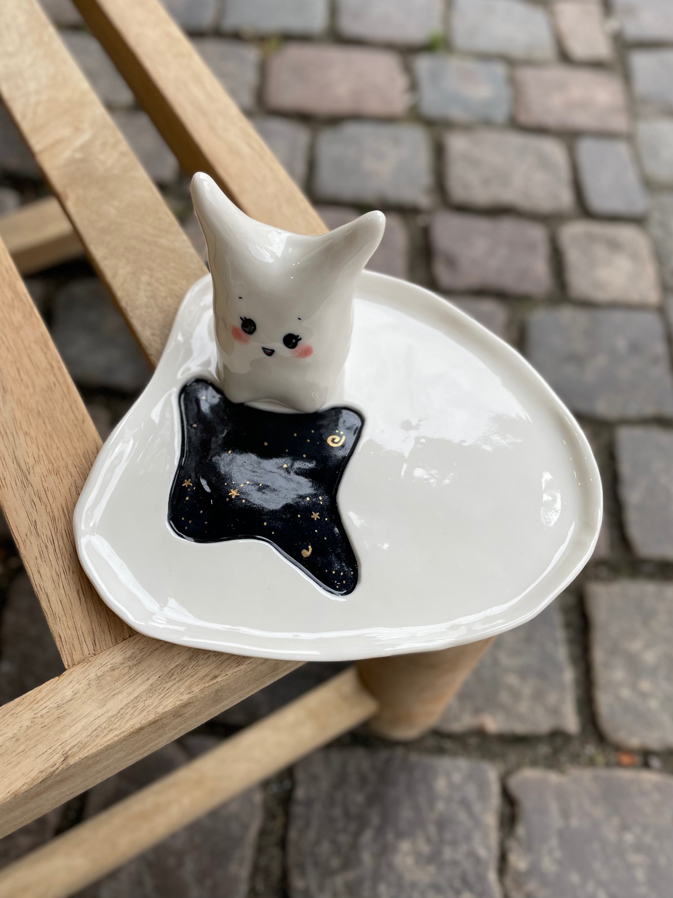 Hvidt keramisk smykkefad med en organisk blå plet, lavet af dansk keramiker.