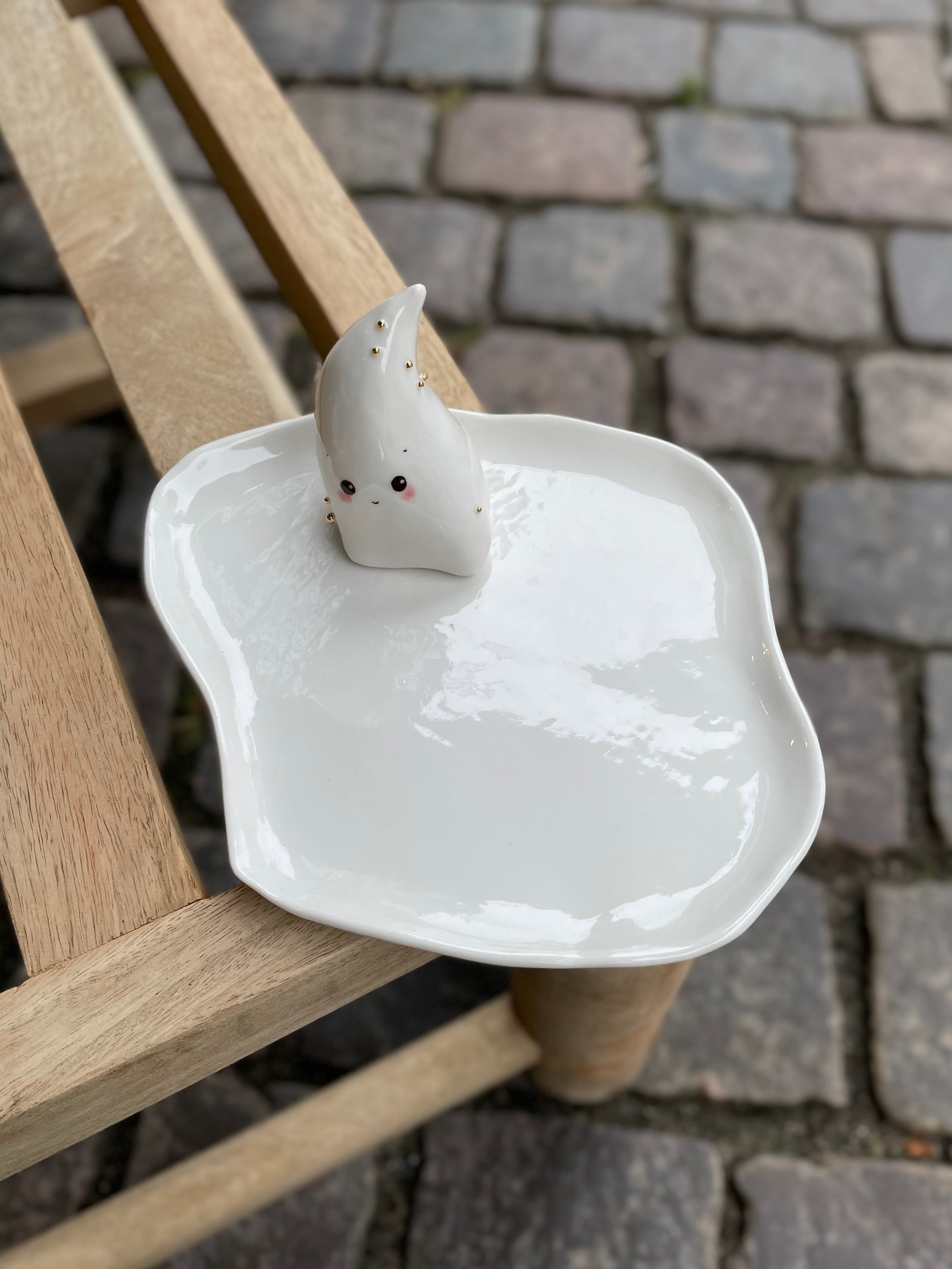 Helt hvidt keramisk smykkefad med lille hvidt spøgelse, lavet af dansk keramiker.