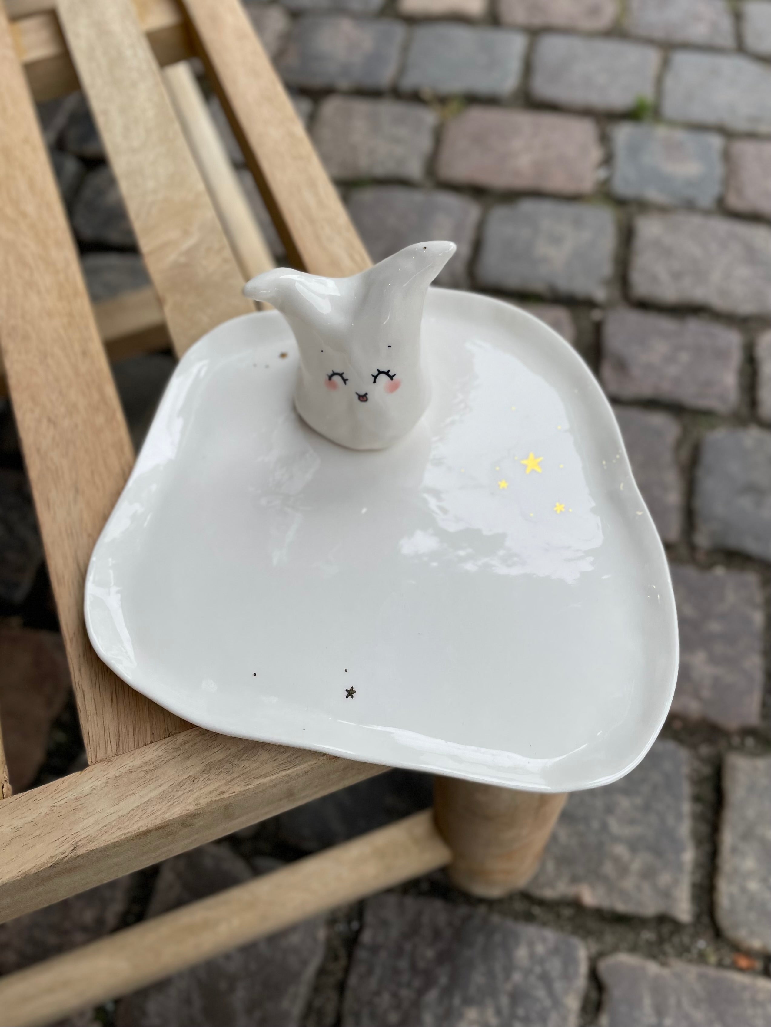 Helt hvidt keramisk smykkefad med lille hvidt spøgelse, lavet af dansk keramiker.