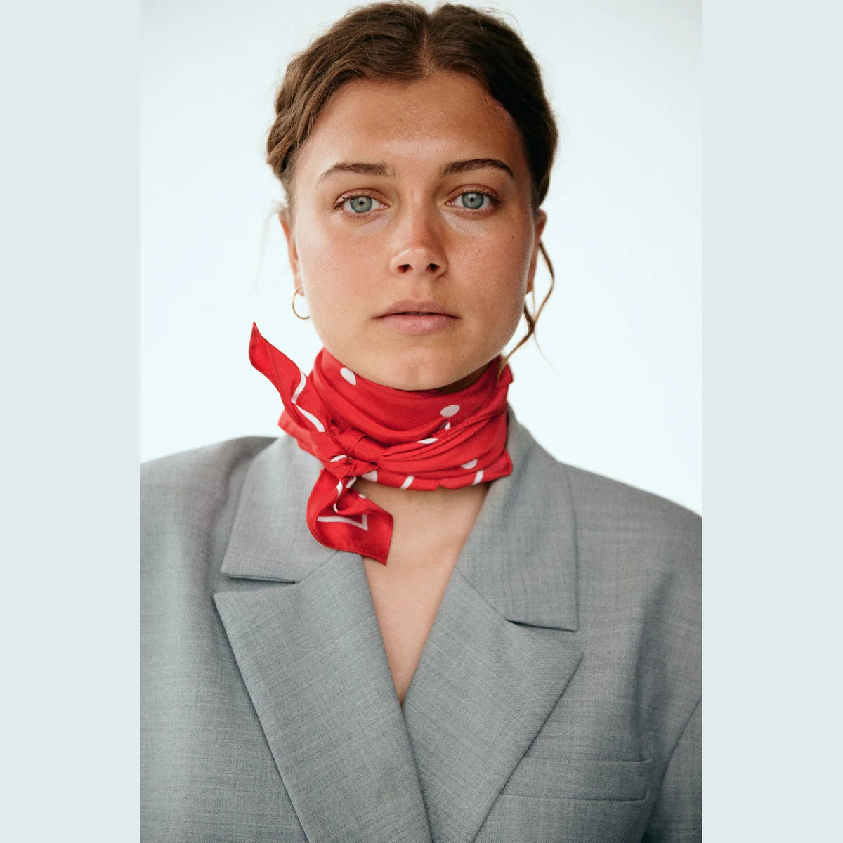 Paloma Silk Scarf i Tomato (rød med hvide prikker) – køb hos butikalrum.dk