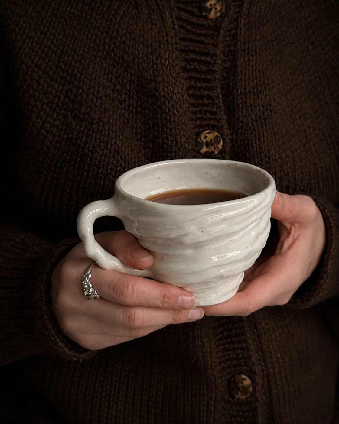 Sneglekop med hank fra danske Studio Aarhus, håndlavet i porcelæn med hvid glasur og brune nistre, 250 ml – køb hos butikalrum.dk.