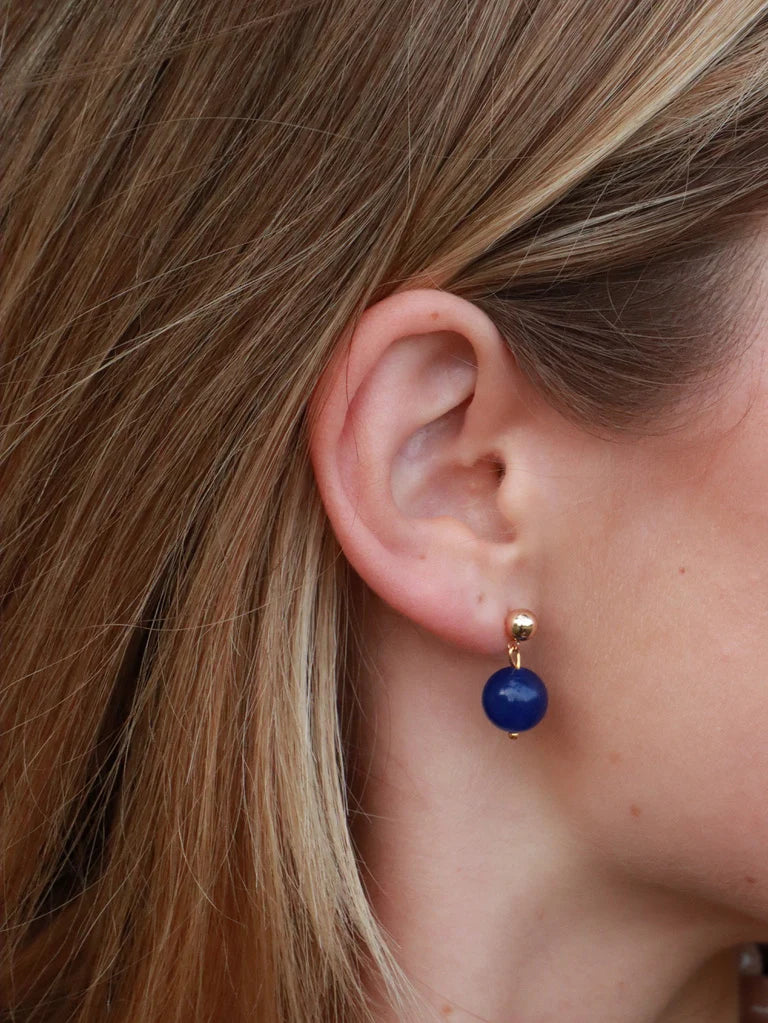 Nora øreringe med dybblå Lapis Lazuli krystaller fra Soï Copenhagen – håndlavet design