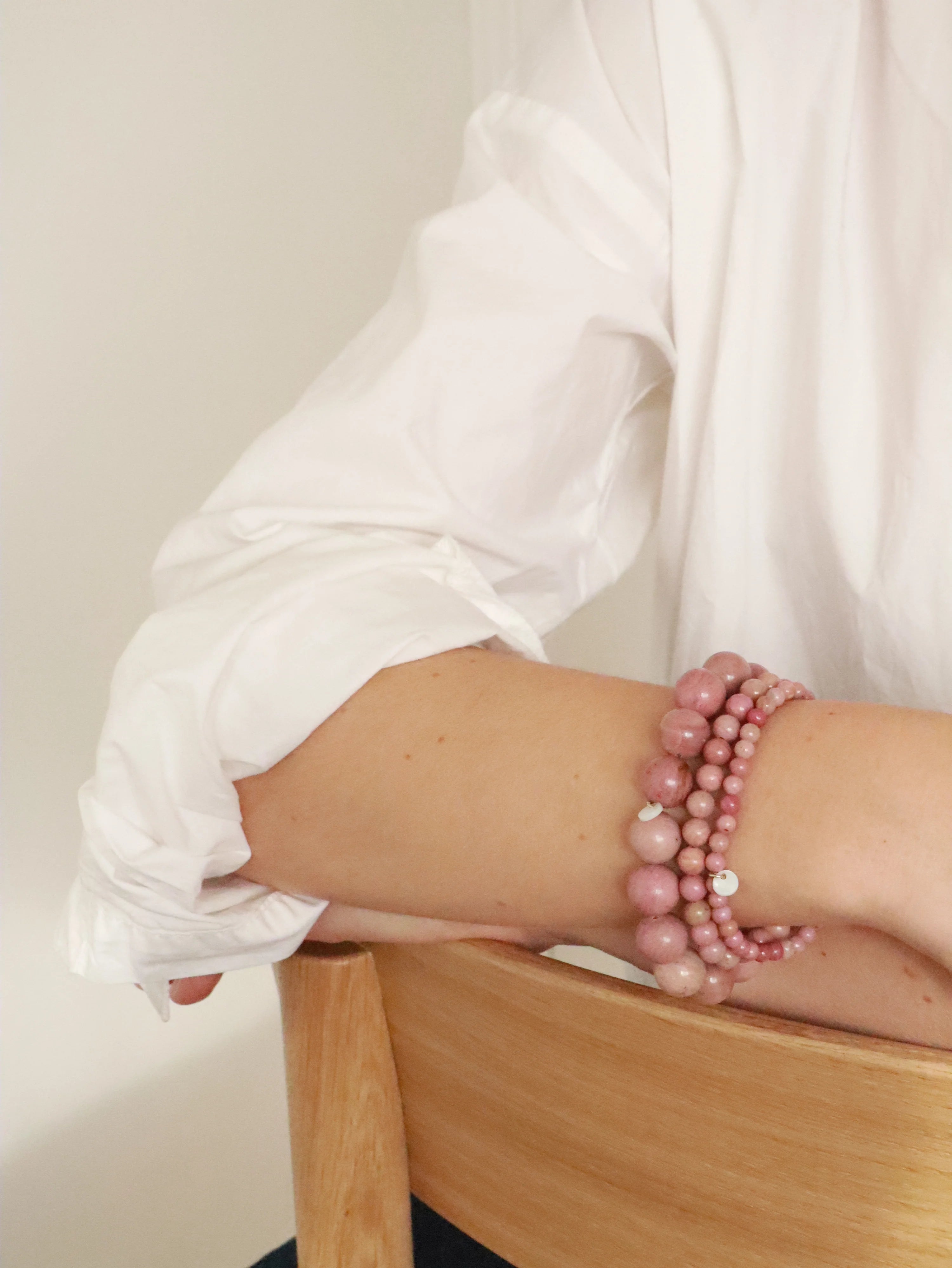 Essential Rhodonit stretch armbånd fra Soï Copenhagen – køb hos butikalrum.dk