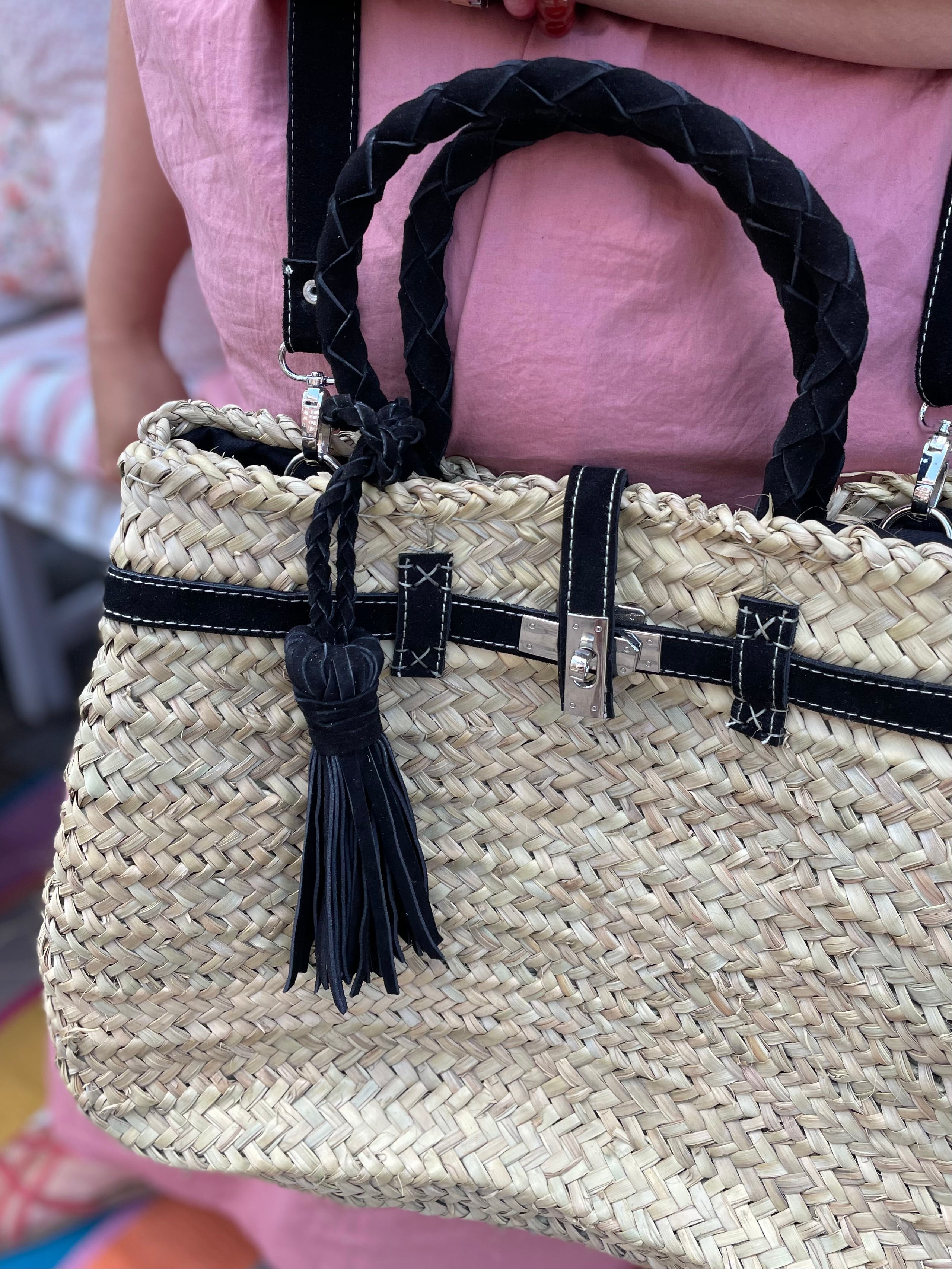 Fransk flettaske med sorte flettede hanke, sort bånd og stor tassel – køb hos Butik Alrum på Amager eller online på butikalrum.dk.