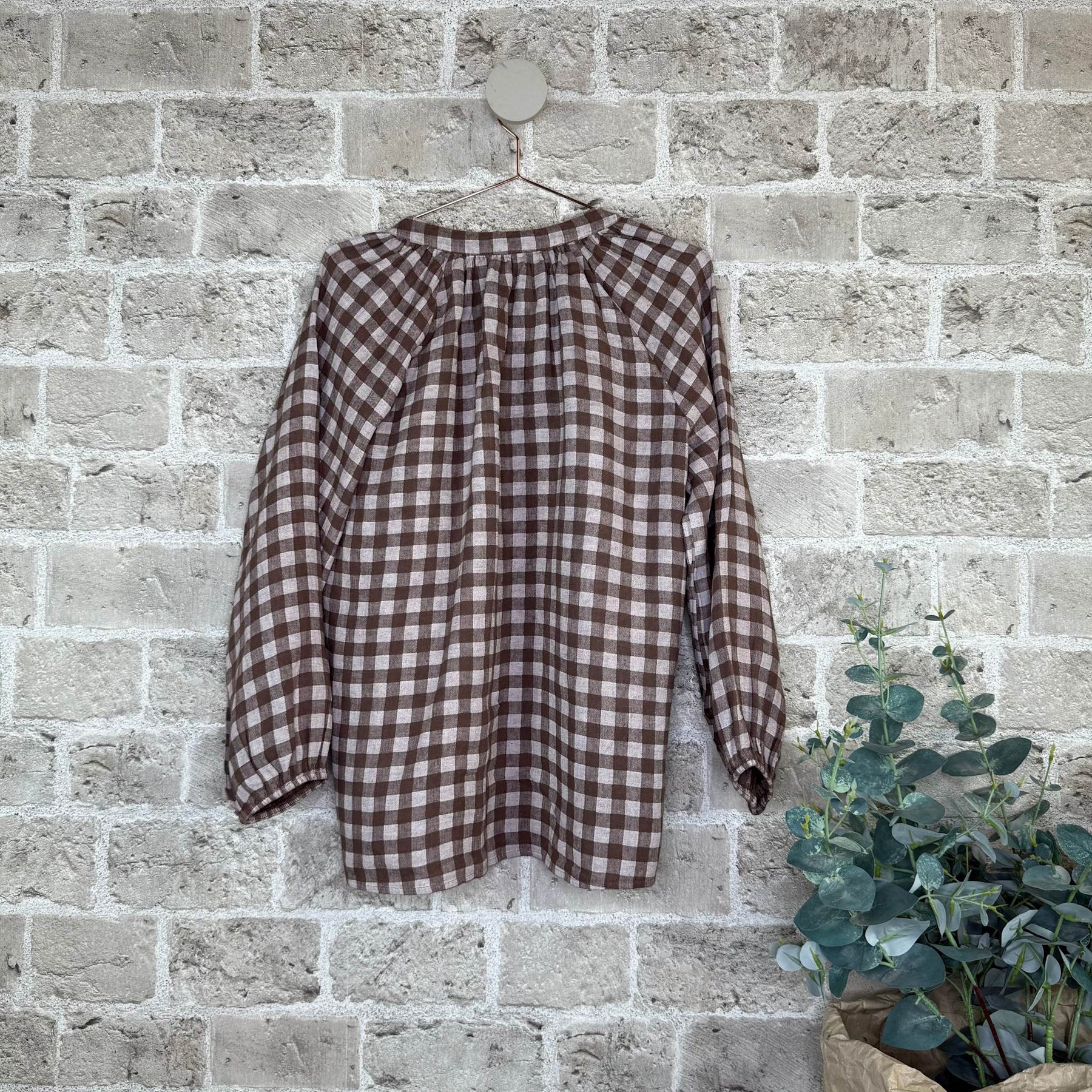 Caja bluse i 100% hør i farven Ebano let og elegant bluse med naturligt fald - køb hos butikalrum.dk