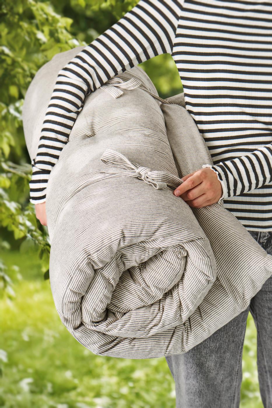 Madras med smalle sorte striber 70x190 cm til lounge og solseng – køb hos Butik Alrum