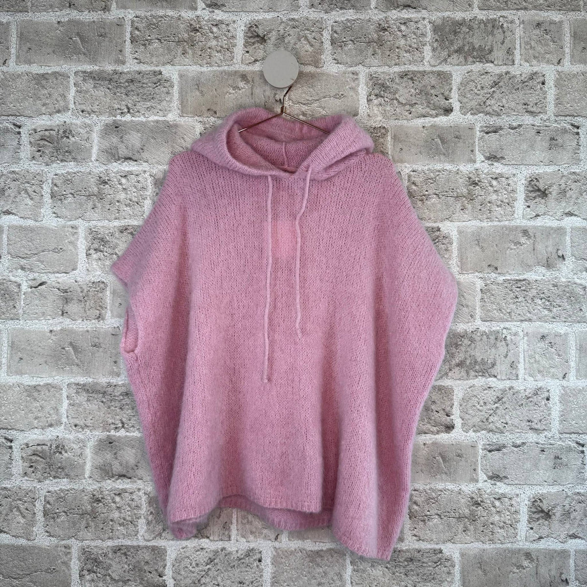 Soul Oversized Strikvest i Babypink fra Cabana Living med hætte og snøre i blød strikkvalitet – køb hos butikalrum.dk.