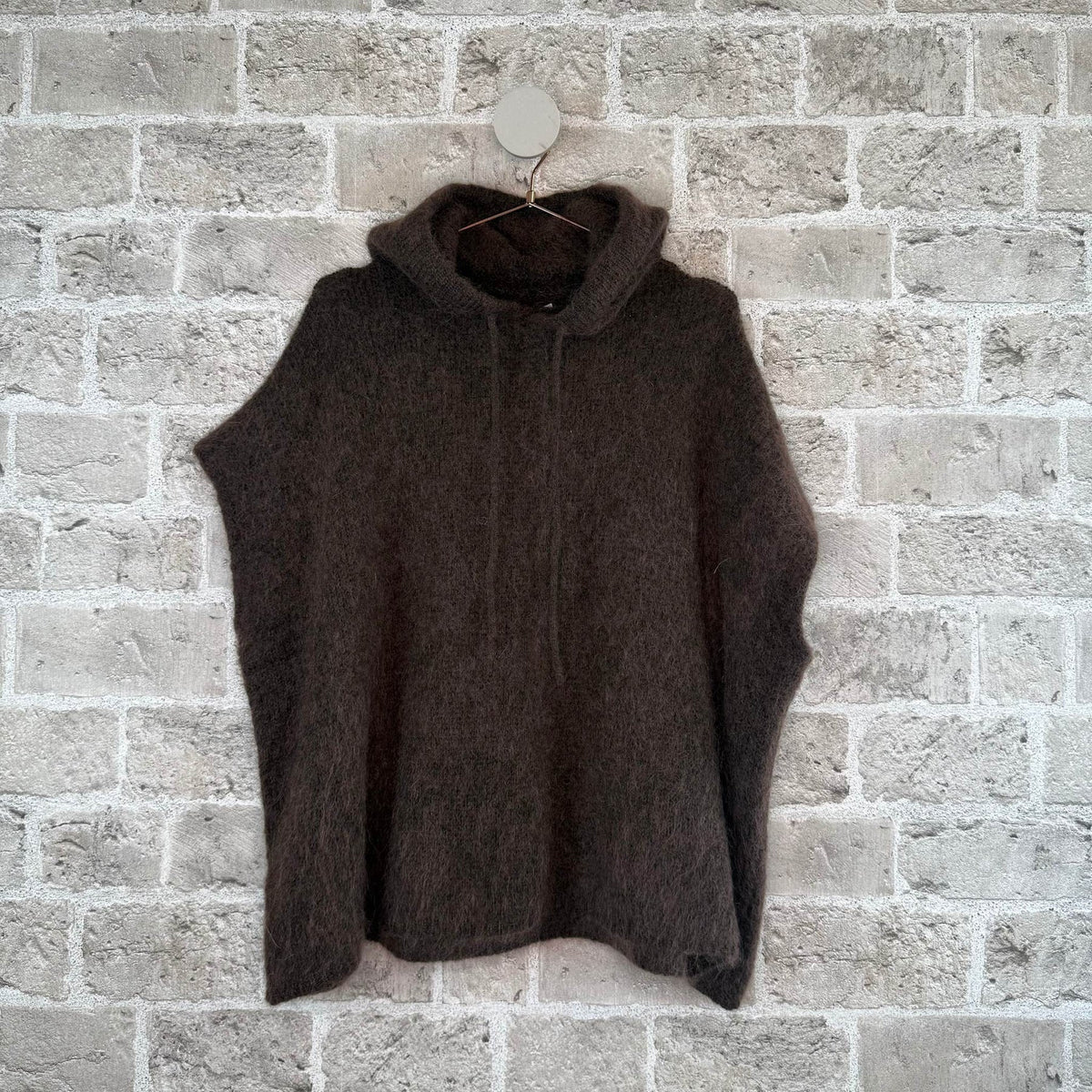 Soul Oversized Strikvest i Chocolate fra Cabana Living med hætte og snøre i blød strikkvalitet – køb hos butikalrum.dk.