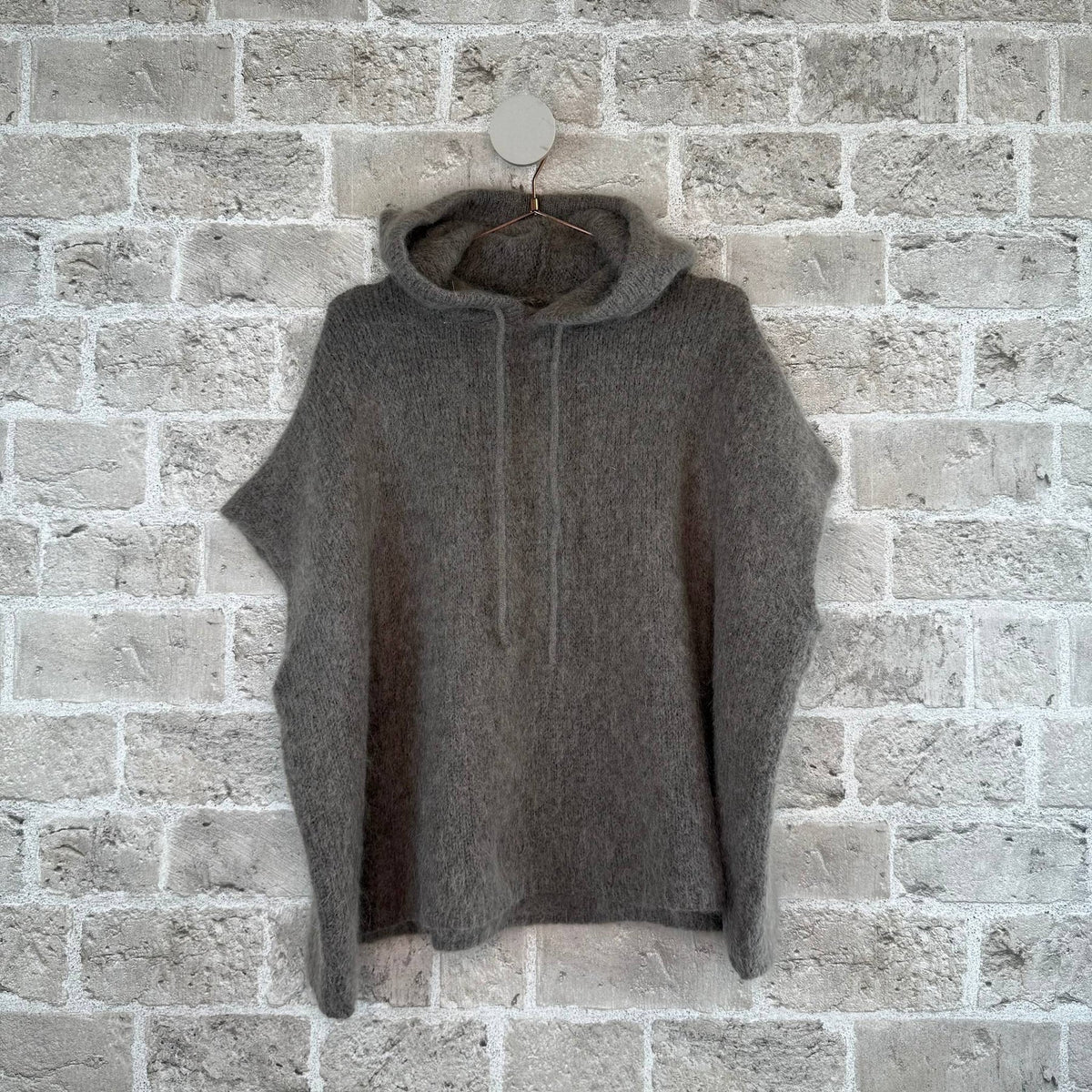 Soul Oversized Strikvest i Fango fra Cabana Living med hætte, lynlåslukning og blød strikkvalitet – køb hos butikalrum.dk.