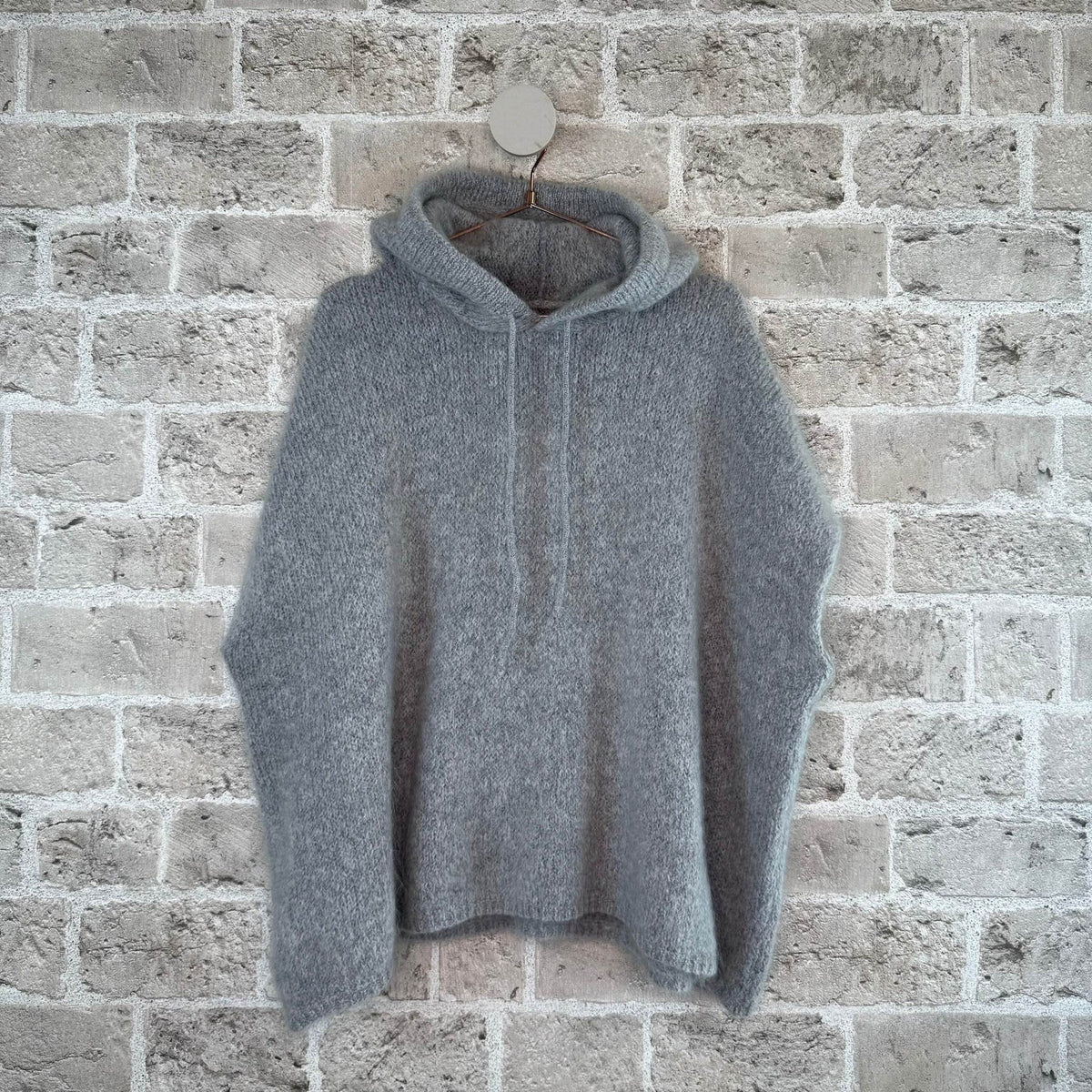 Soul Oversized Strikvest i Light Grey fra Cabana Living med hætte og snøre i blød strikkvalitet – køb hos butikalrum.dk.