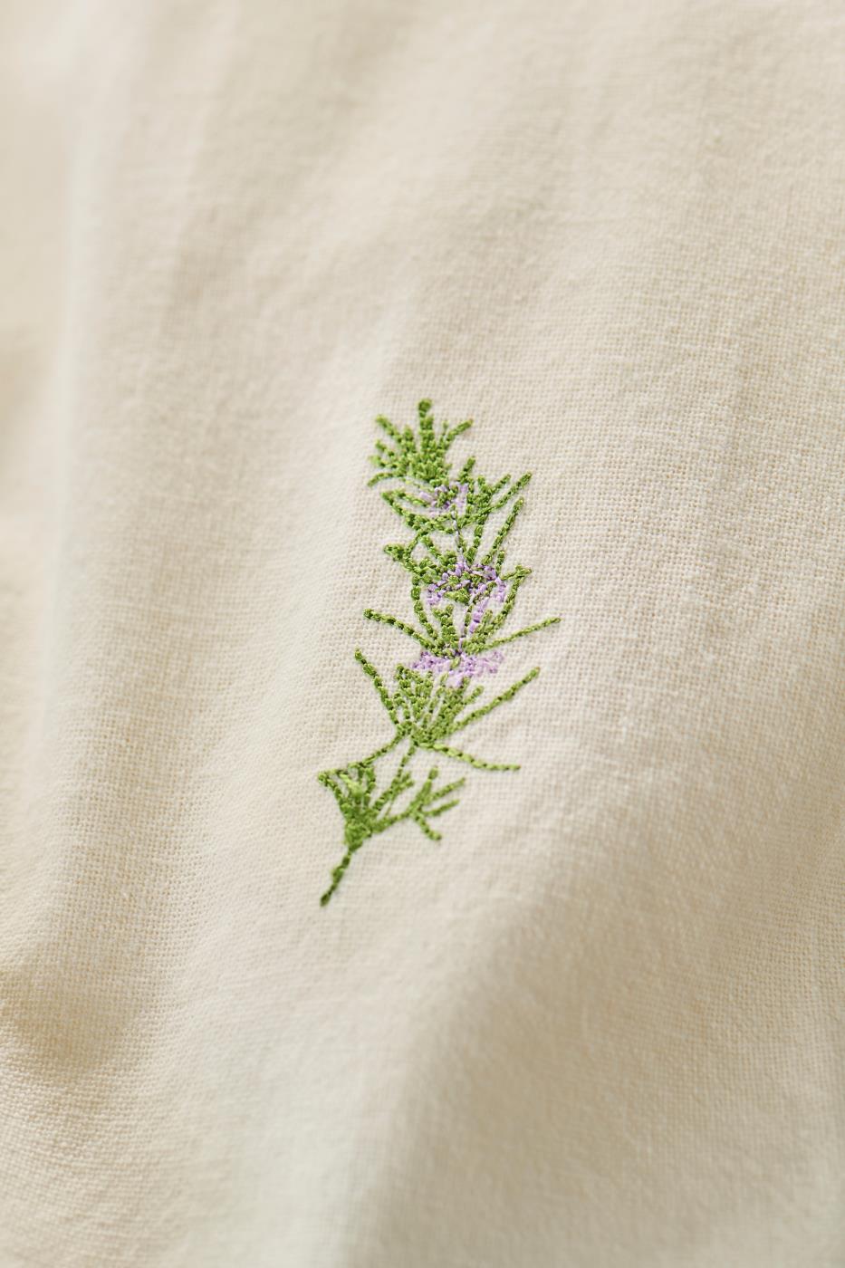 Stofserviet Summer Vibes i butter cream med broderi – køb hos Butik Alrum
