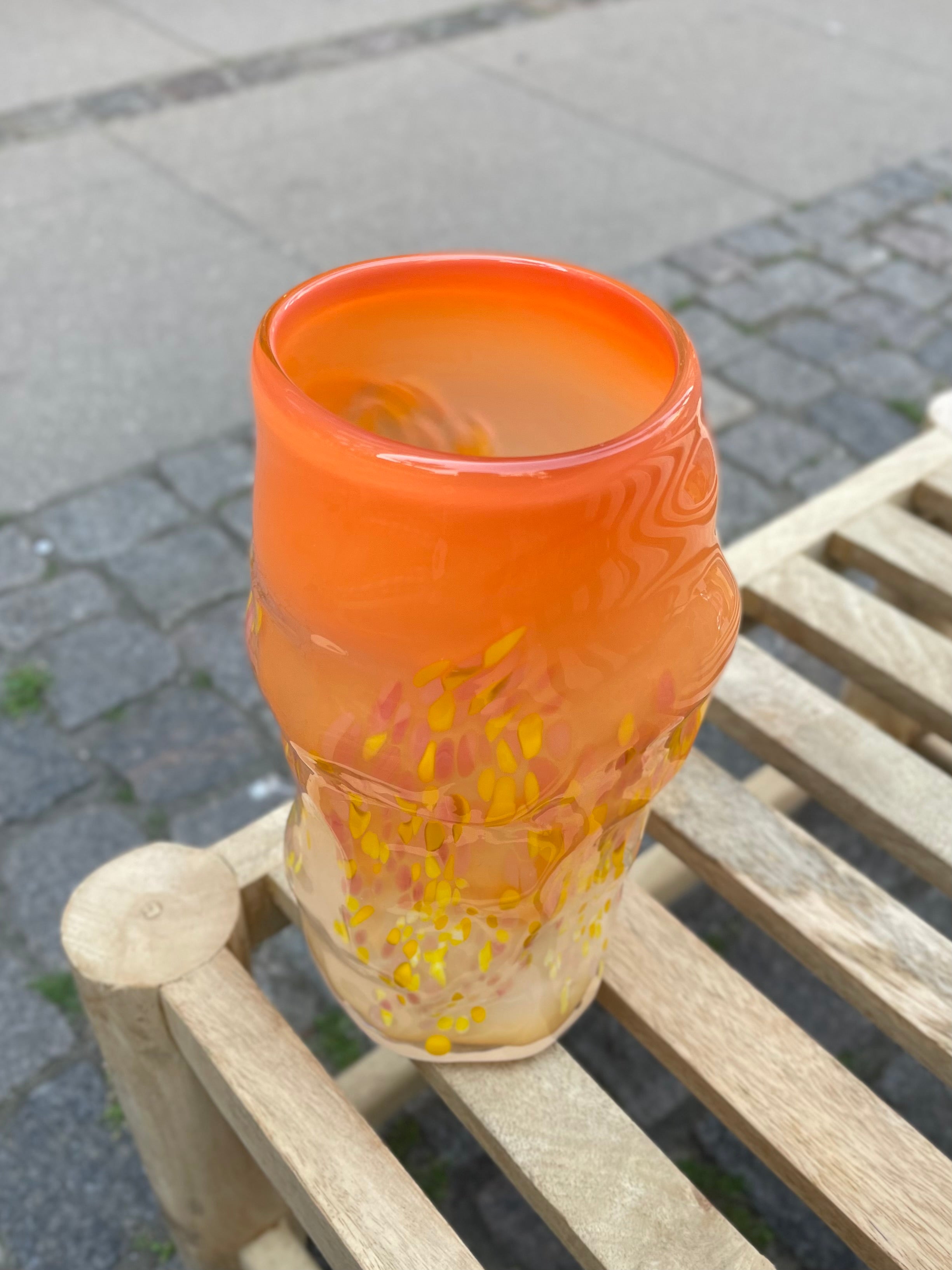 Stor mundblæst Krølvase med konfetti #5 i orange og gule nuancer af Marie Retpen – køb hos Butik Alrum på Amager eller online på butikalrum.dk.