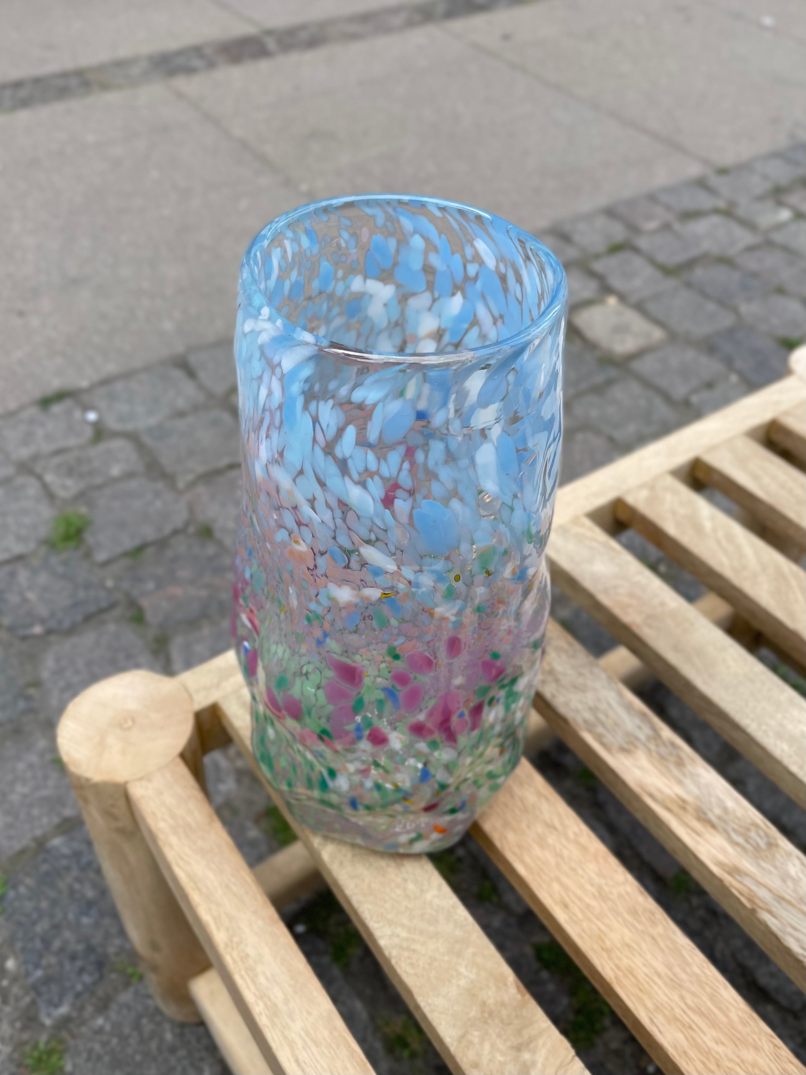 Stor mundblæst Krølvase med konfetti #2 i blå, lyserøde og grønne nuancer af Marie Retpen – køb hos Butik Alrum på Amager eller online på butikalrum.dk.