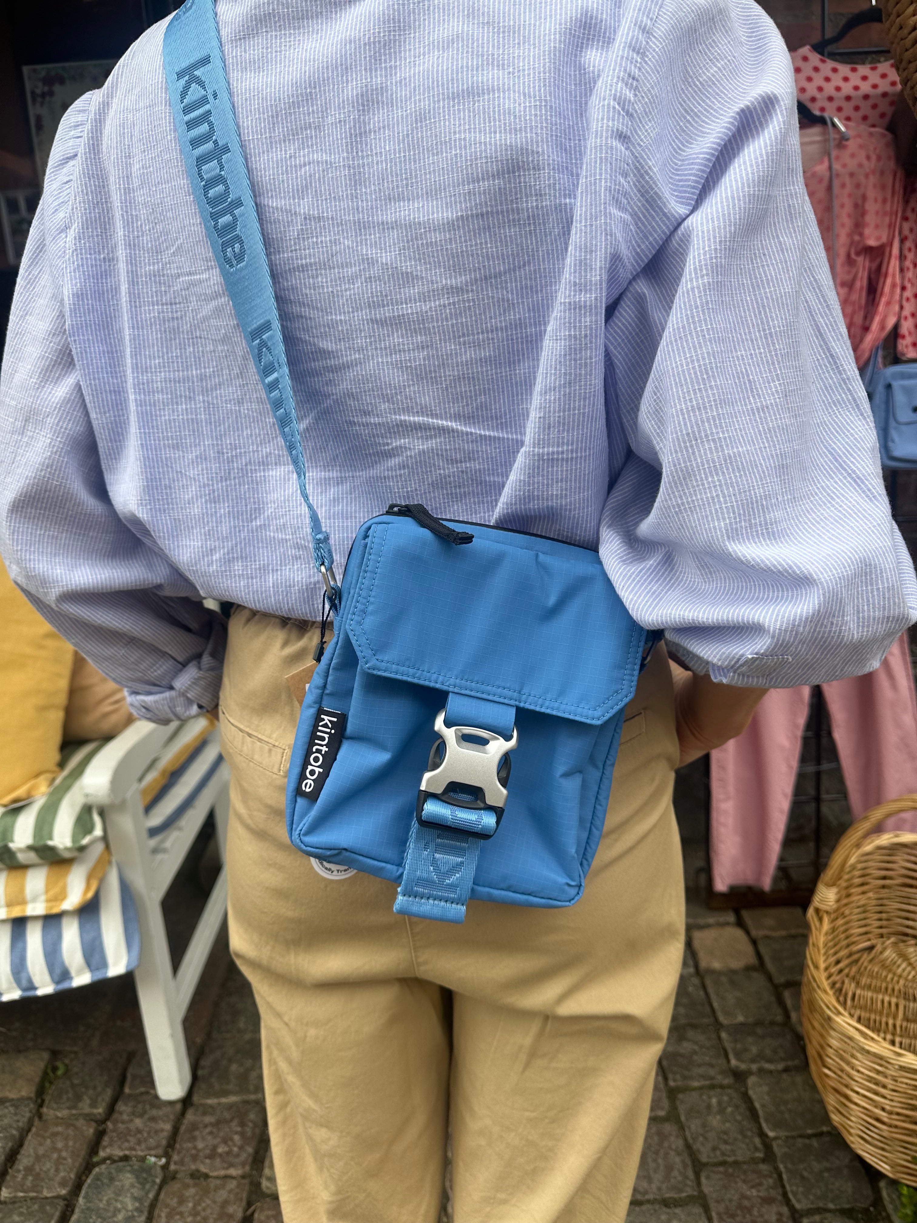 Lille blå messenger taske i genanvendt nylon – køb hos butikalrum.dk