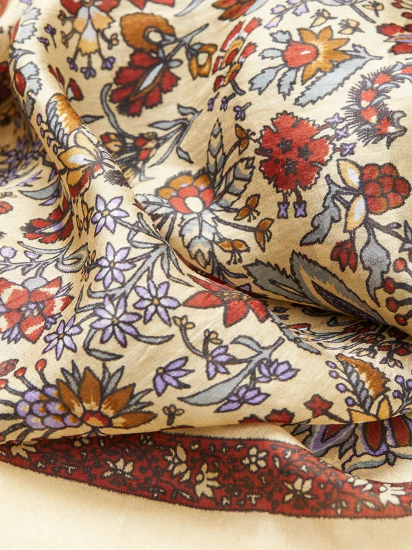Tapisflora Taby Sia Scarf fra Becksöndergaard i 100% Taby Silk med floralt mønster i Rutabaga White eller Windward Blue.