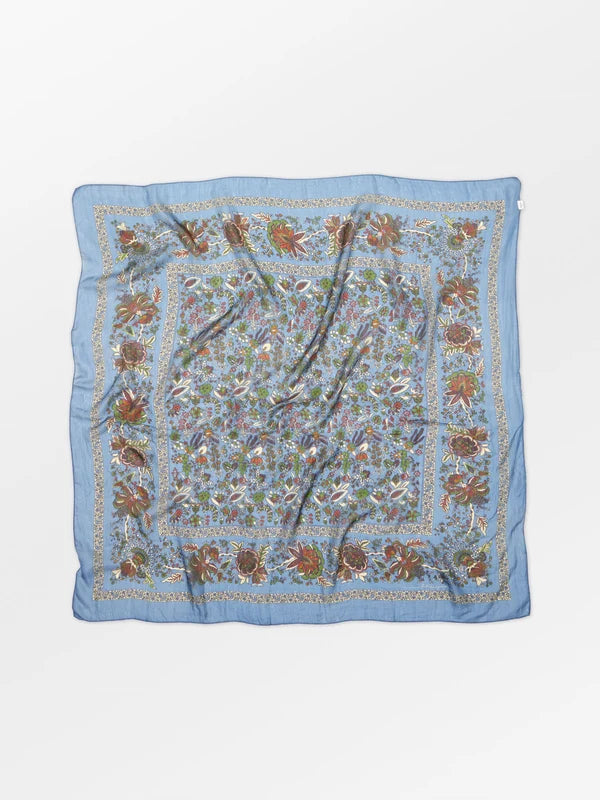 Tapisflora Taby Sia Scarf fra Becksöndergaard i 100% Taby Silk med floralt mønster i Rutabaga White eller Windward Blue.