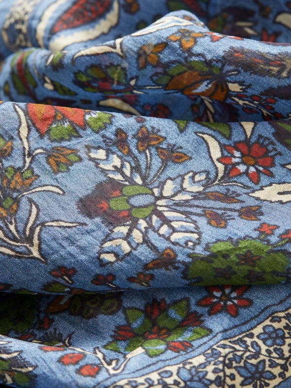 Tapisflora Taby Sia Scarf fra Becksöndergaard i 100% Taby Silk med floralt mønster i Rutabaga White eller Windward Blue.