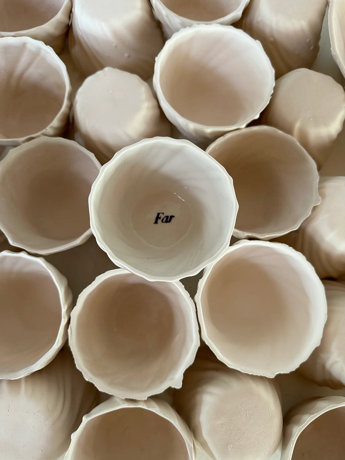 Tidevands Far-kop fra Atelier Marée i hvidt porcelæn med ordet far i bunden, 240 ml og håndlavet i Aarhus – køb hos butikalrum.dk.