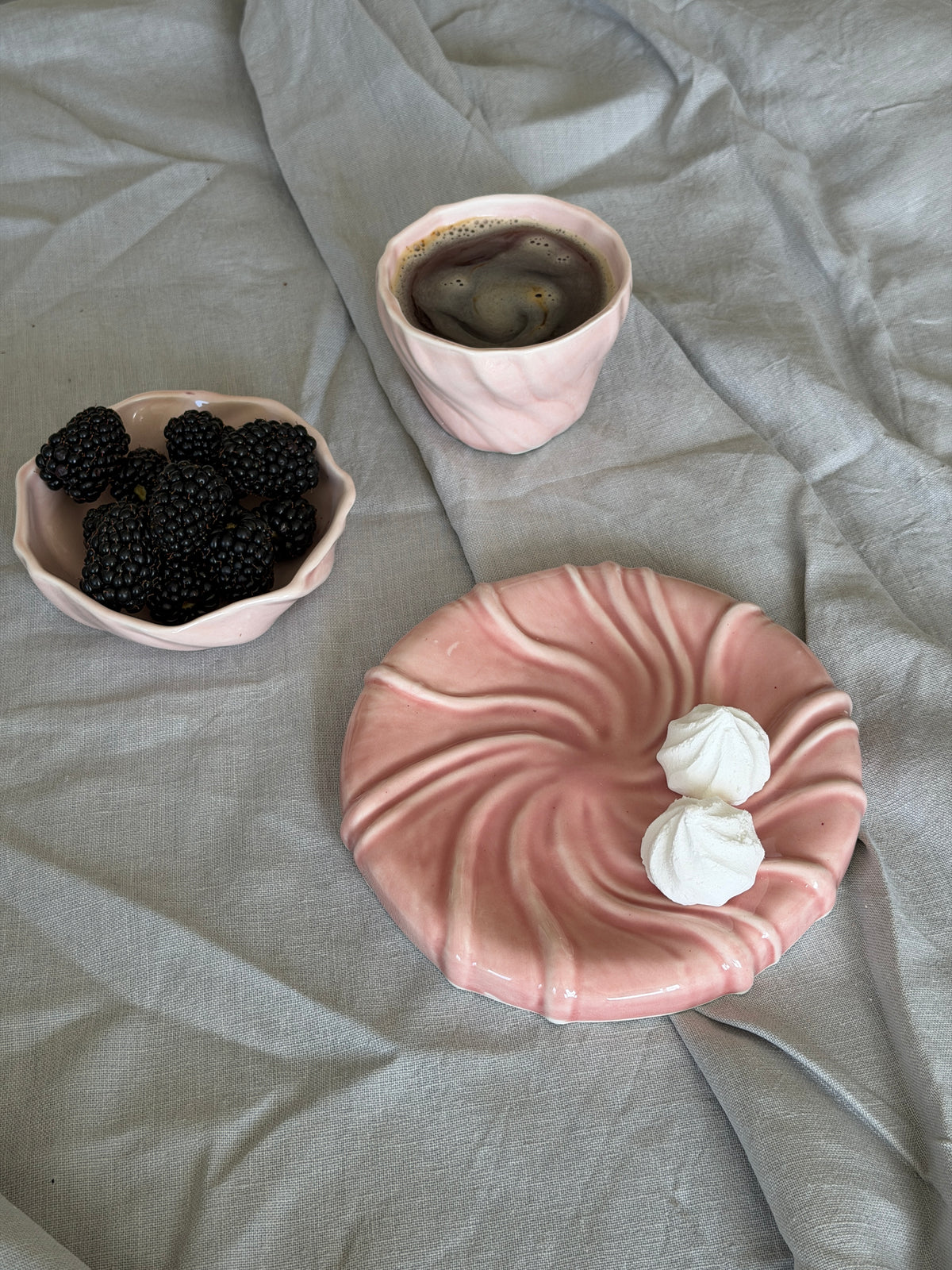 Tidevands snackskål i rosa fra Atelier Marée, håndlavet i hvidt porcelænsler med bølget overflade, Ø 11 cm – køb hos butikalrum.dk.