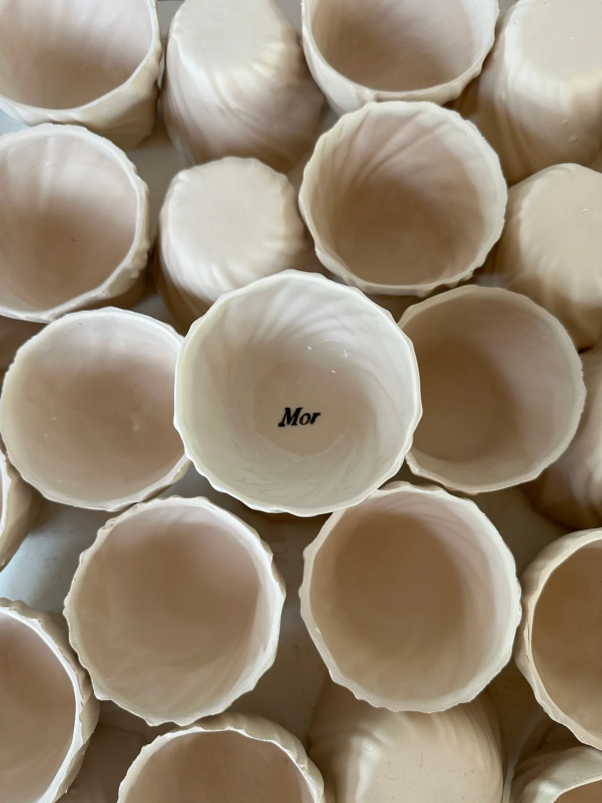 Tidevands Mor-kop fra Atelier Marée i hvidt porcelæn med ordet mor i bunden, 240 ml og håndlavet i Aarhus – køb hos butikalrum.dk.