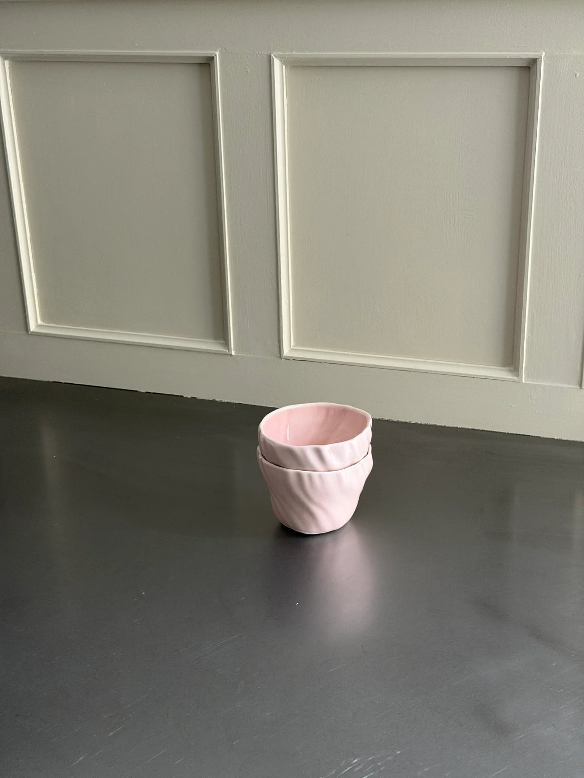 Håndlavet Tidevandskop i Rosa fra Aarhus, 240 ml, med bølget overflade i hvidt porcelænsler – køb hos butikalrum.dk.